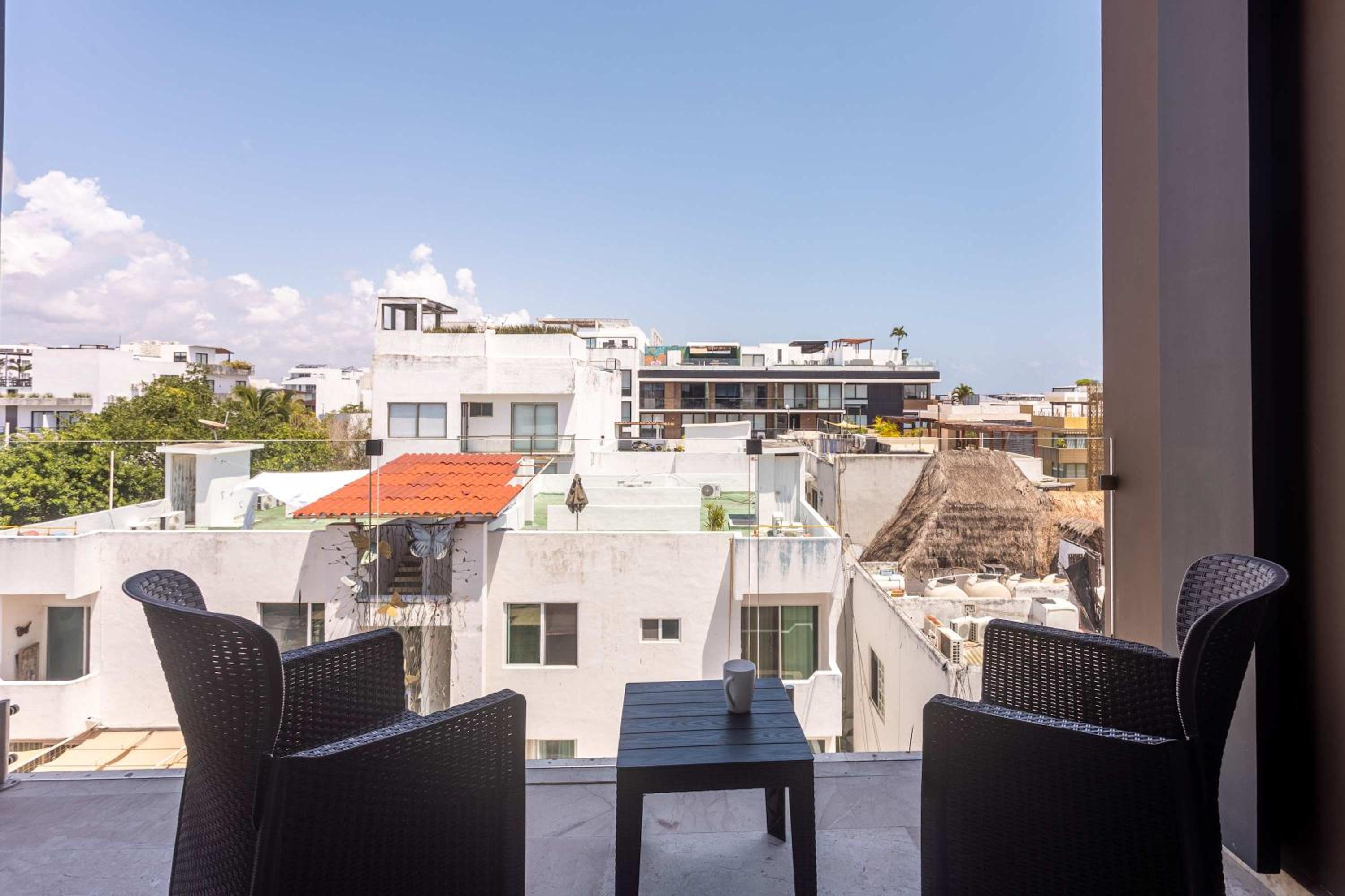 5th-floor Apartment with Ocean Views Rooftop Pool