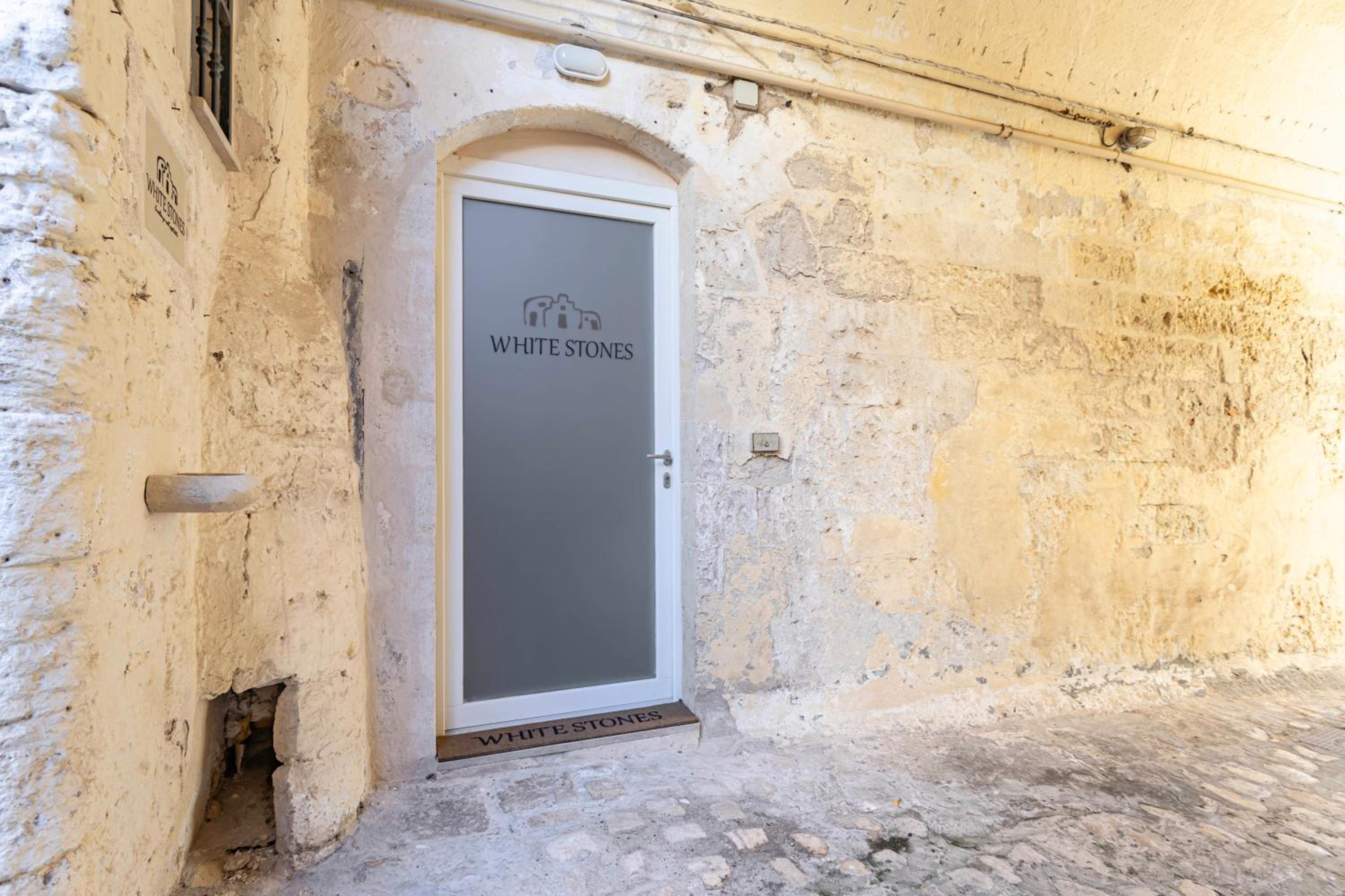 GuestHost - White Stones Rooms
