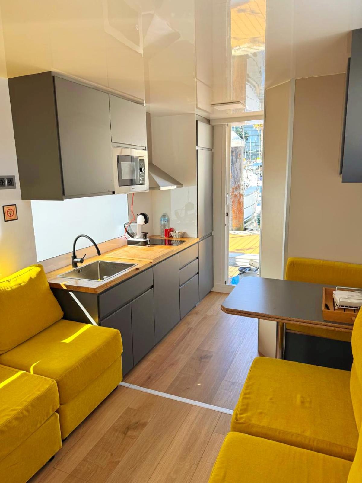 Casa Flotante en el Centro de Vigo - Different Charter
