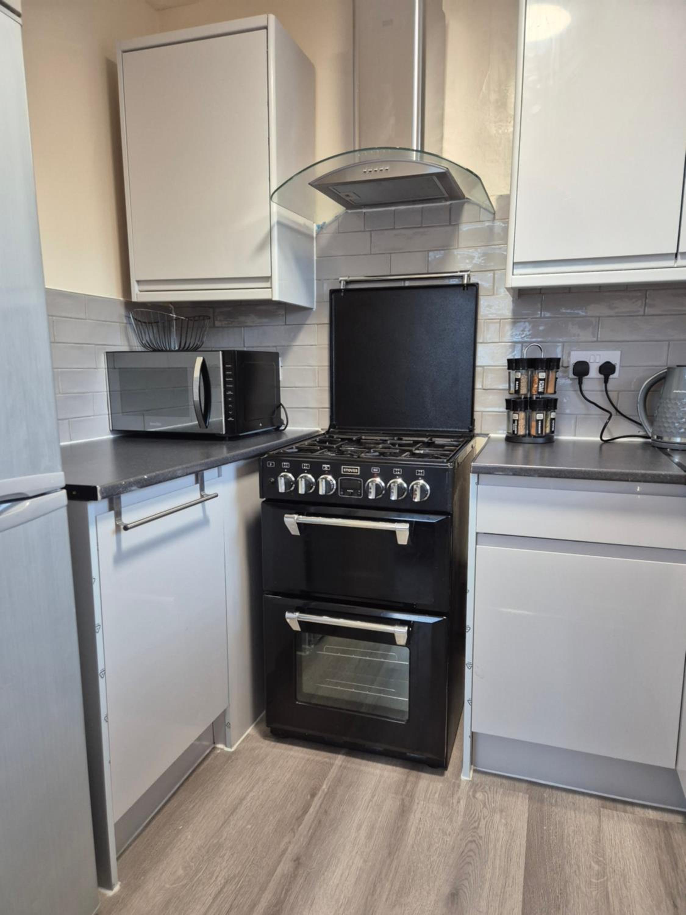 Cosy 2 Bedroom House Stevenage Old town Close to Train Station Free Parking Sleeps 4-6