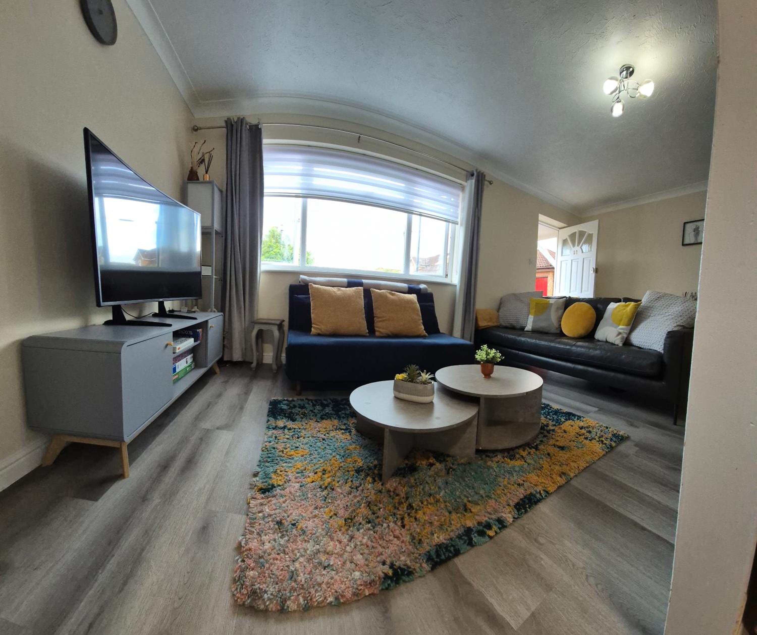 Cosy 2 Bedroom House Stevenage Old town Close to Train Station Free Parking Sleeps 4-6