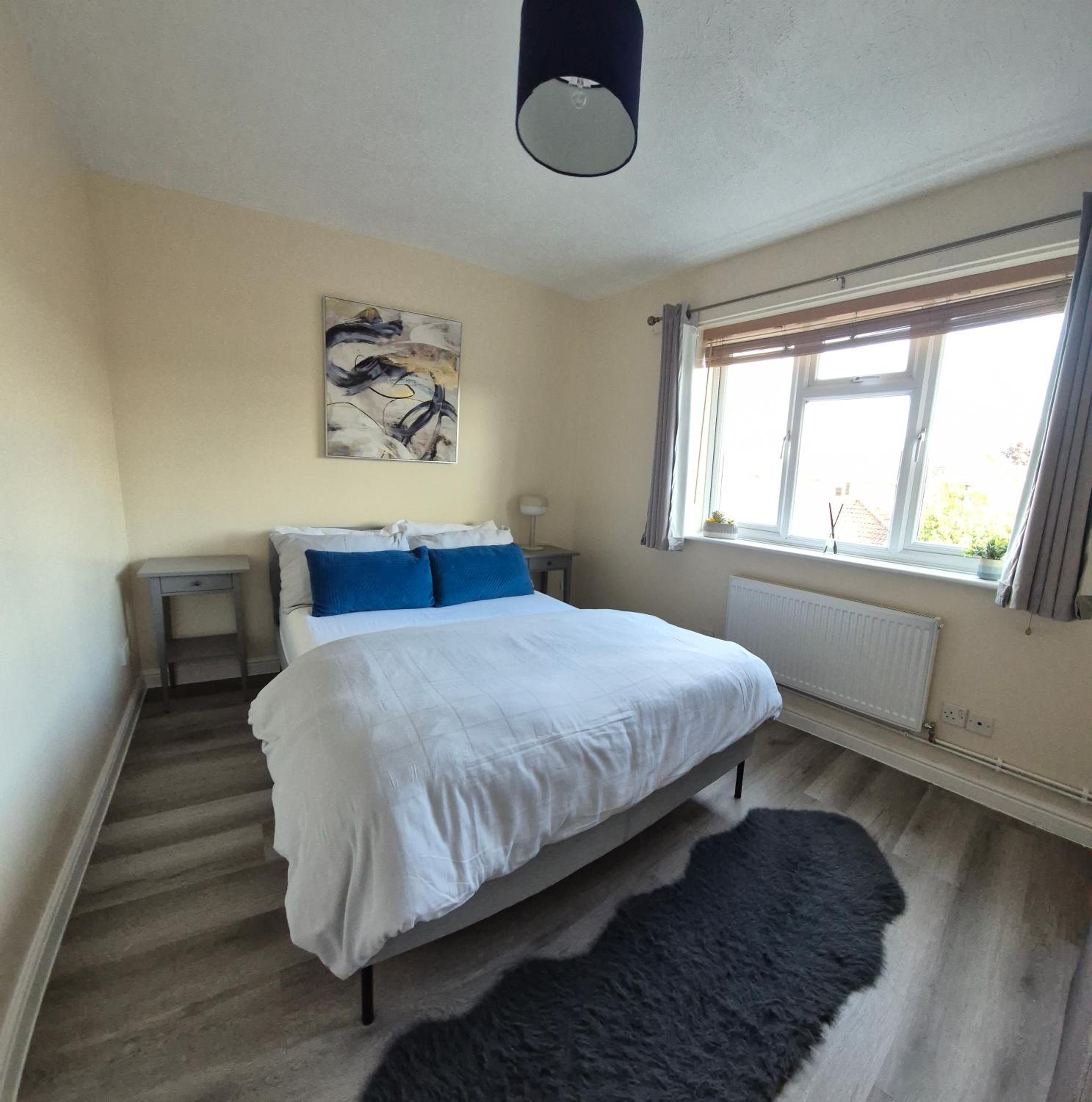Cosy 2 Bedroom House Stevenage Old town Close to Train Station Free Parking Sleeps 4-6