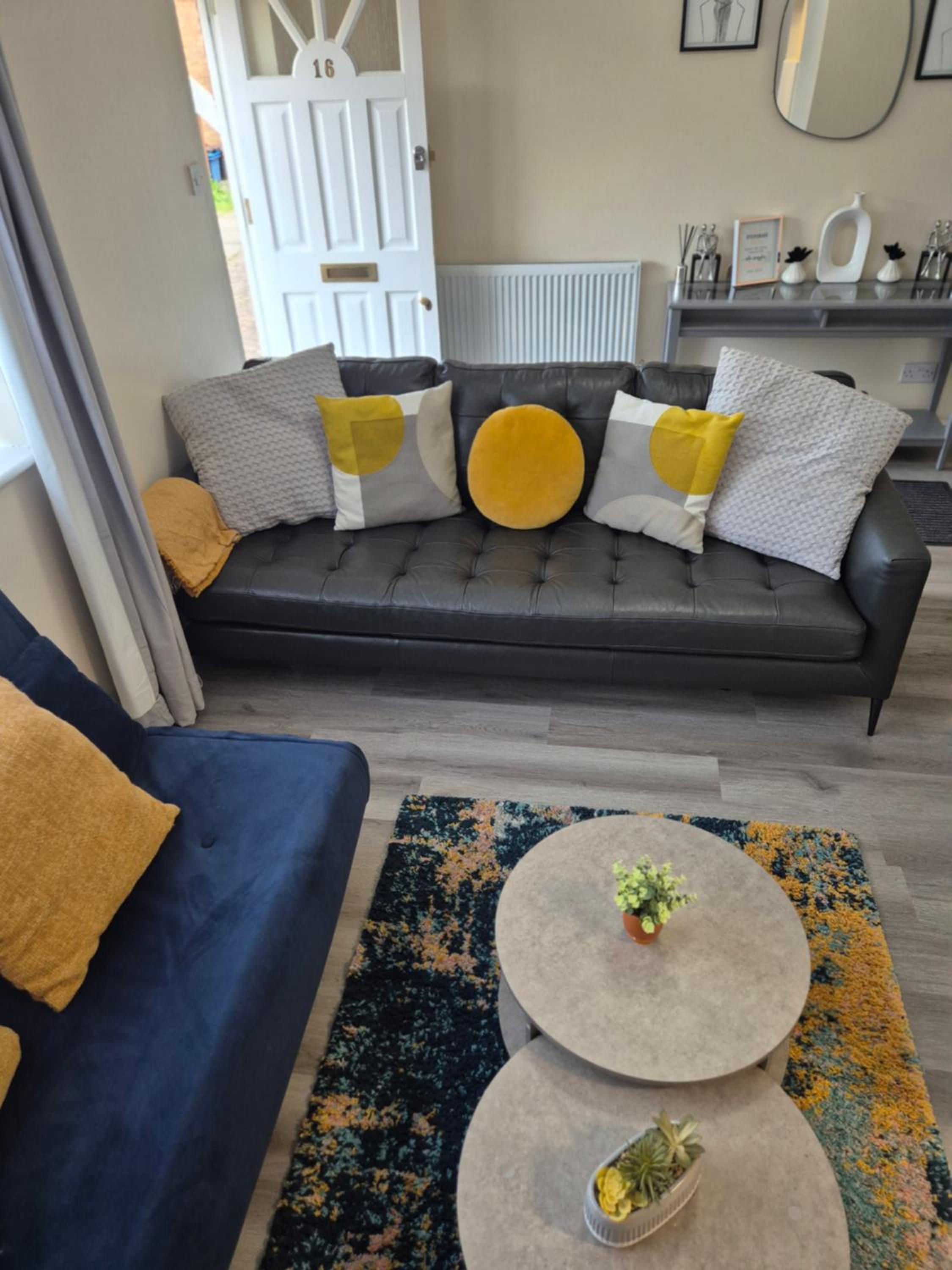 Cosy 2 Bedroom House Stevenage Old town Close to Train Station Free Parking Sleeps 4-6