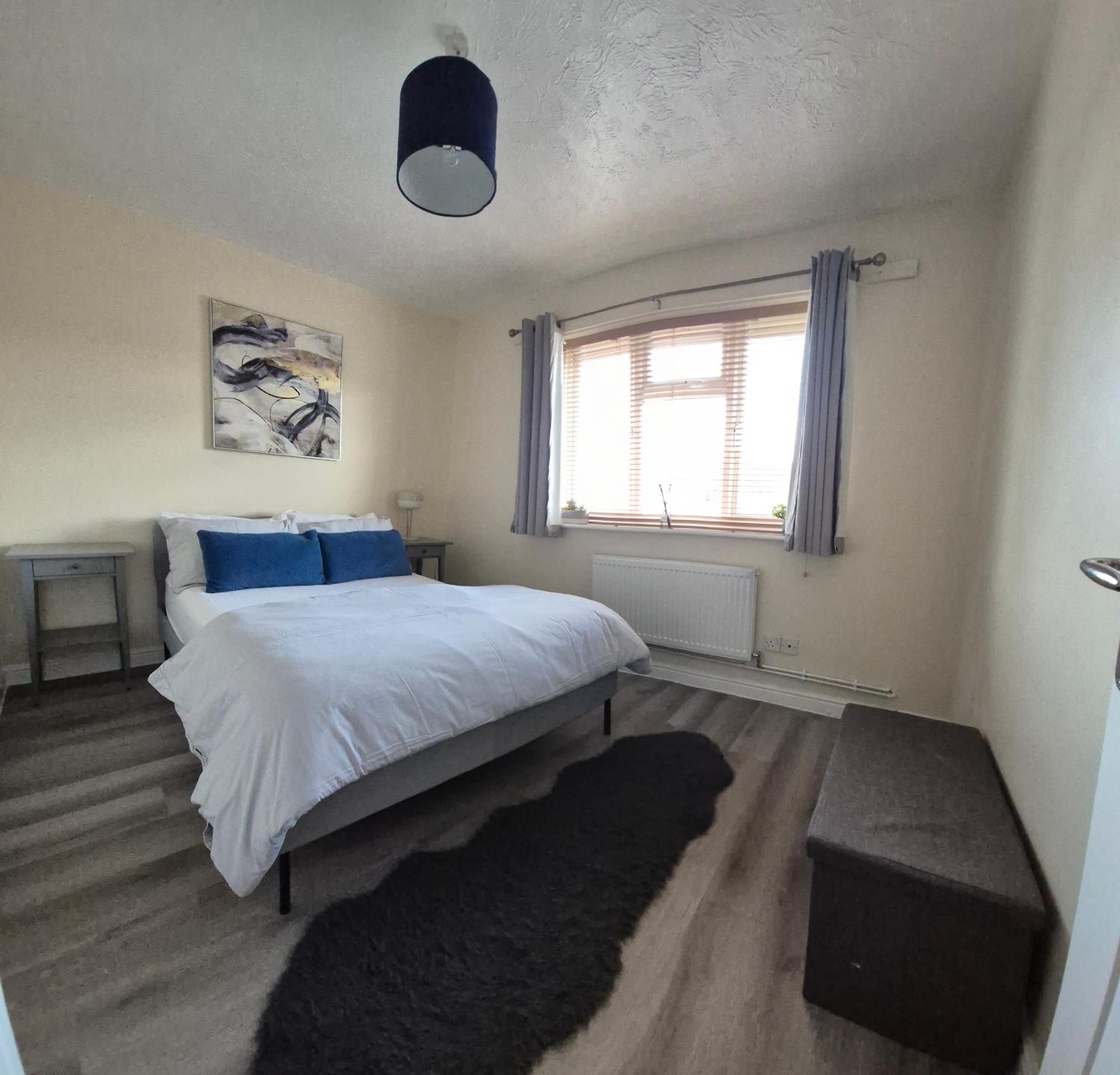 Cosy 2 Bedroom House Stevenage Old town Close to Train Station Free Parking Sleeps 4-6
