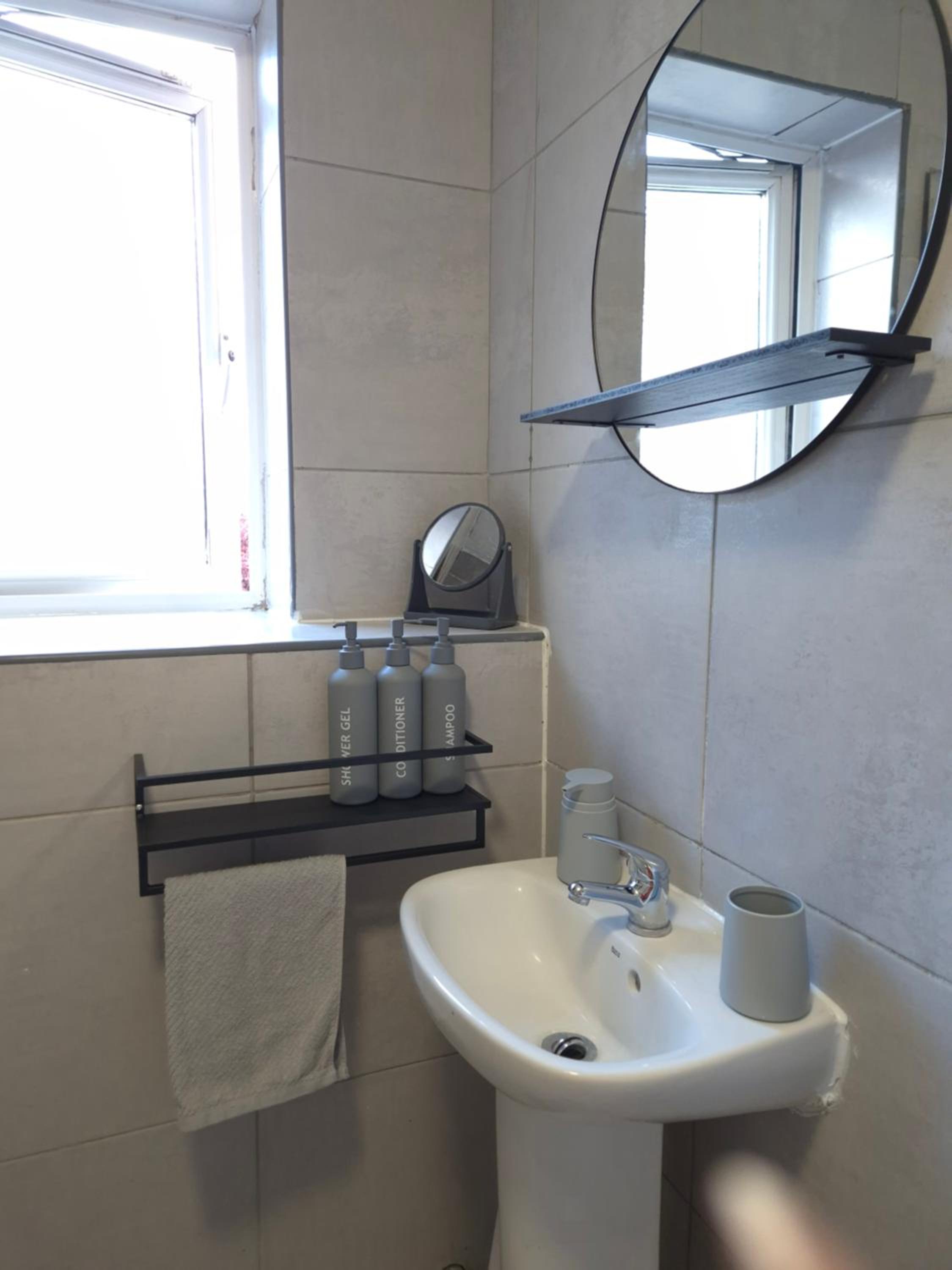 Cosy 2 Bedroom House Stevenage Old town Close to Train Station Free Parking Sleeps 4-6