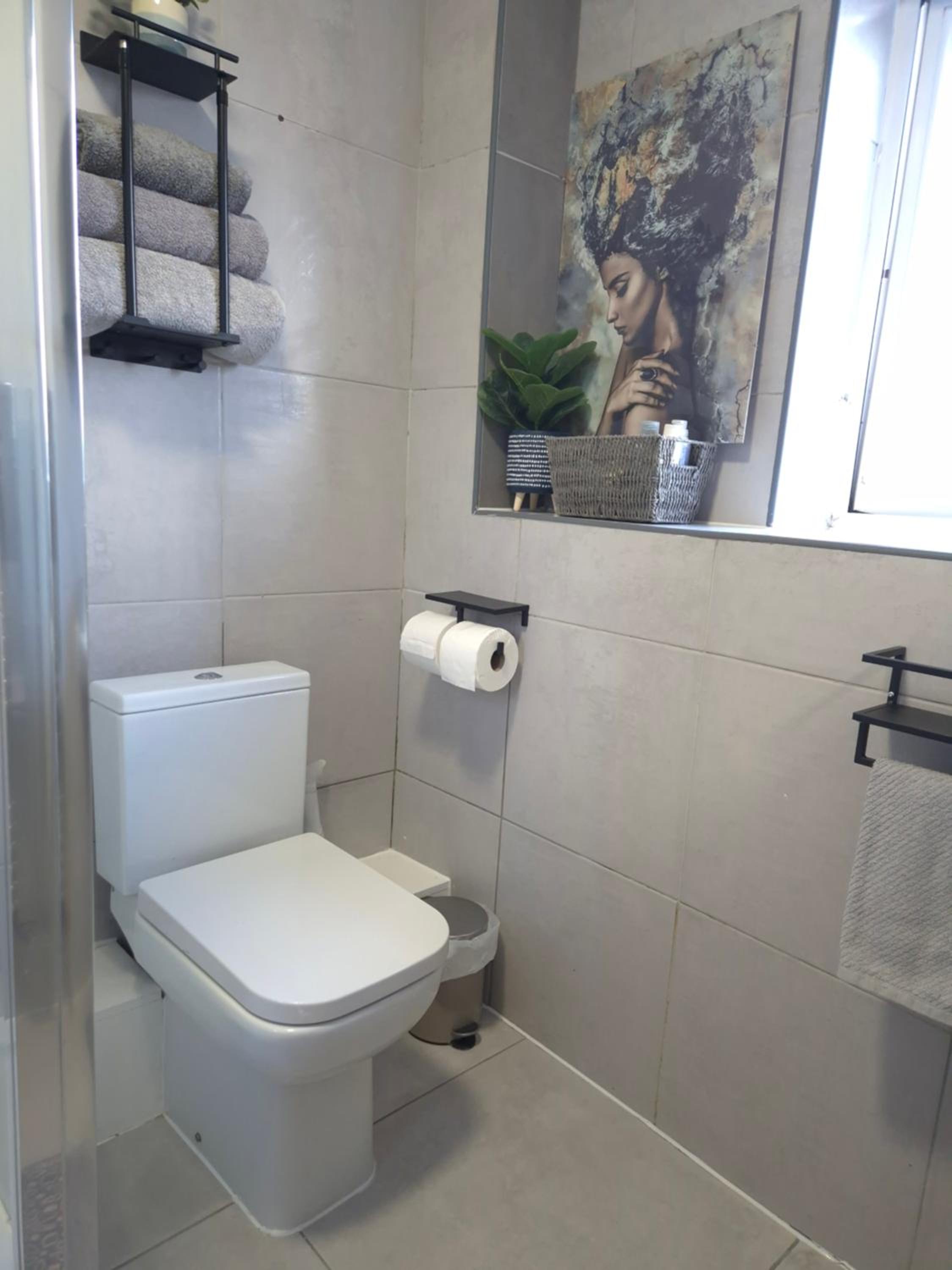 Cosy 2 Bedroom House Stevenage Old town Close to Train Station Free Parking Sleeps 4-6