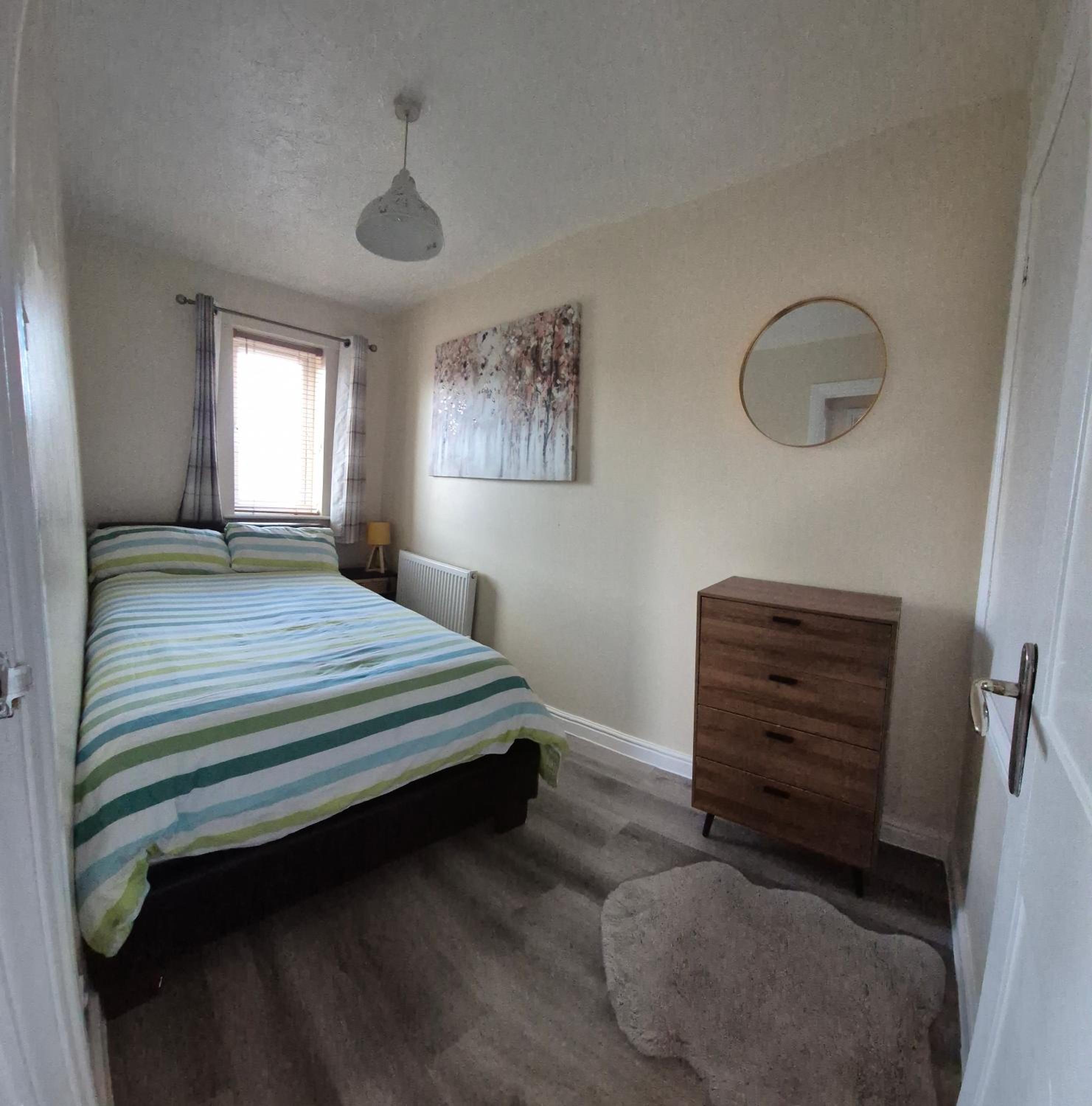Cosy 2 Bedroom House Stevenage Old town Close to Train Station Free Parking Sleeps 4-6