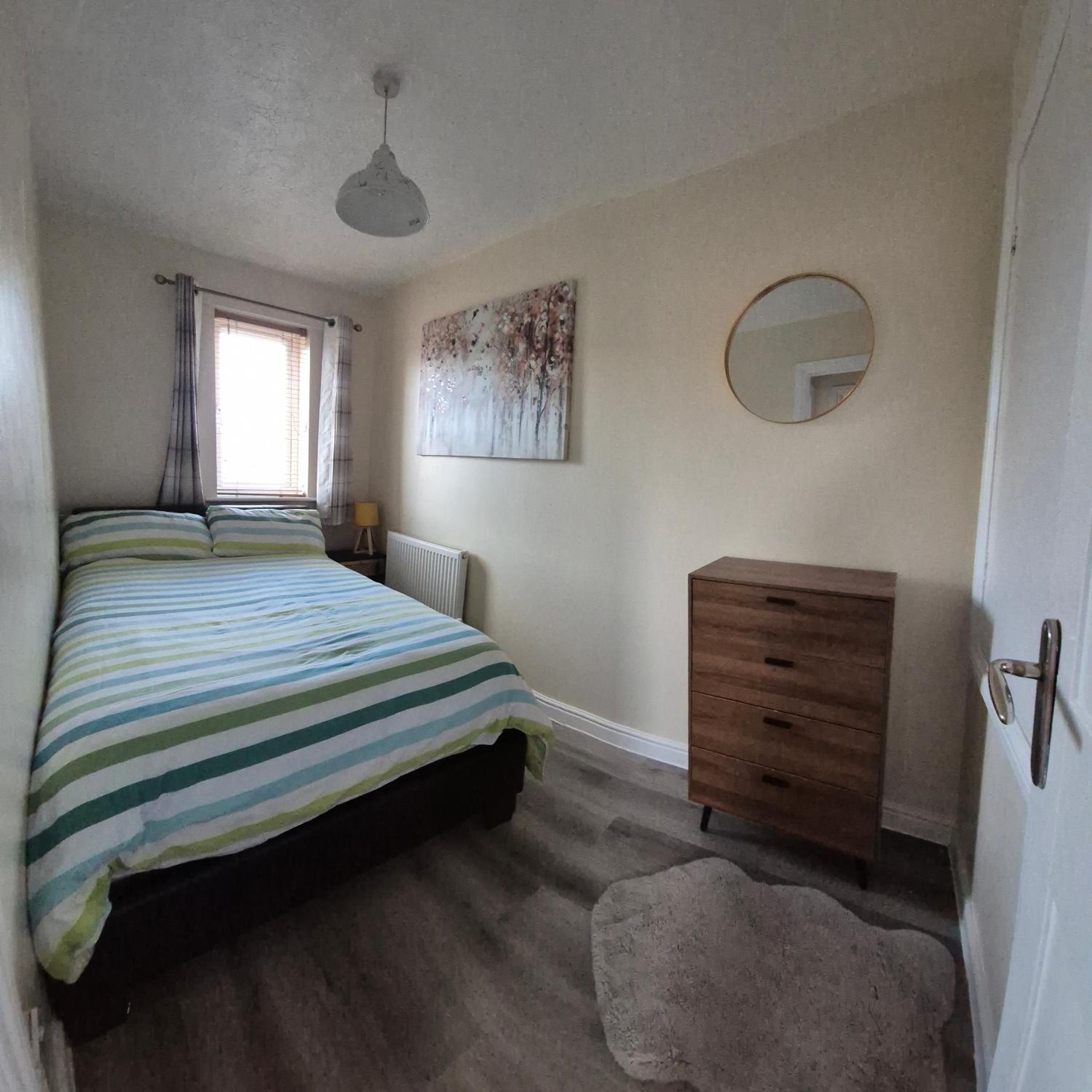 Cosy 2 Bedroom House Stevenage Old town Close to Train Station Free Parking Sleeps 4-6