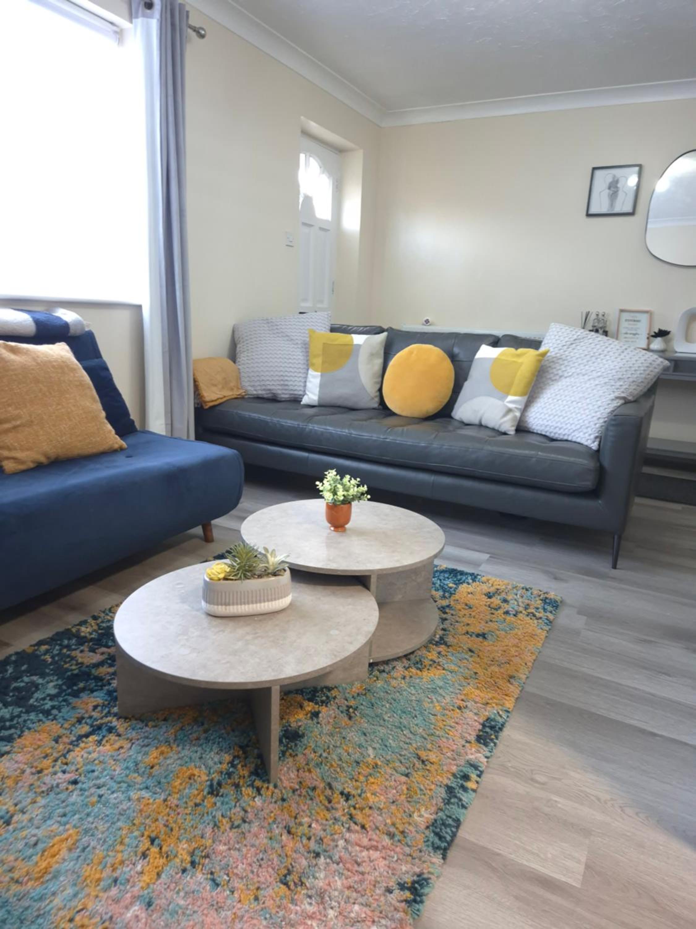Cosy 2 Bedroom House Stevenage Old town Close to Train Station Free Parking Sleeps 4-6