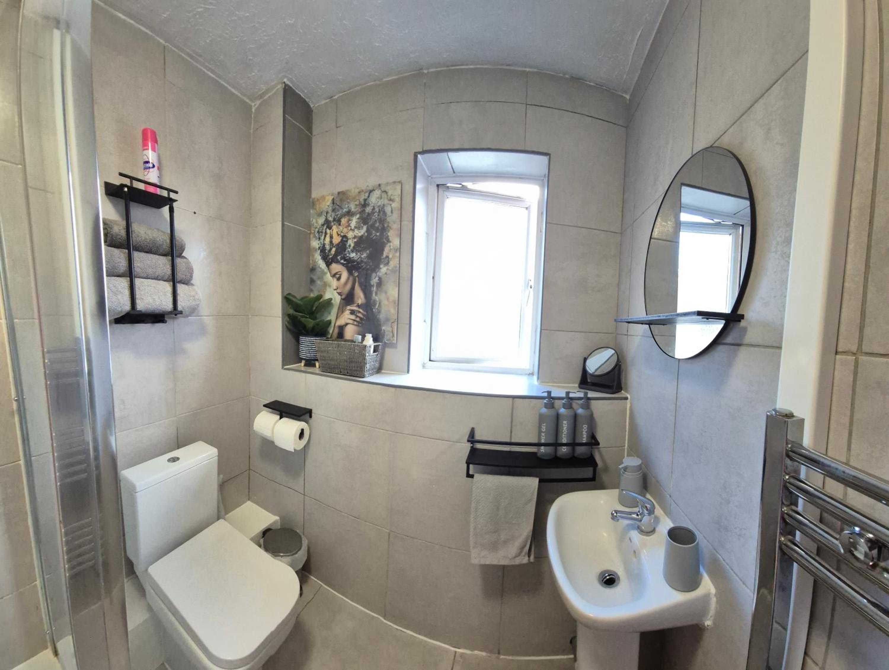 Cosy 2 Bedroom House Stevenage Old town Close to Train Station Free Parking Sleeps 4-6