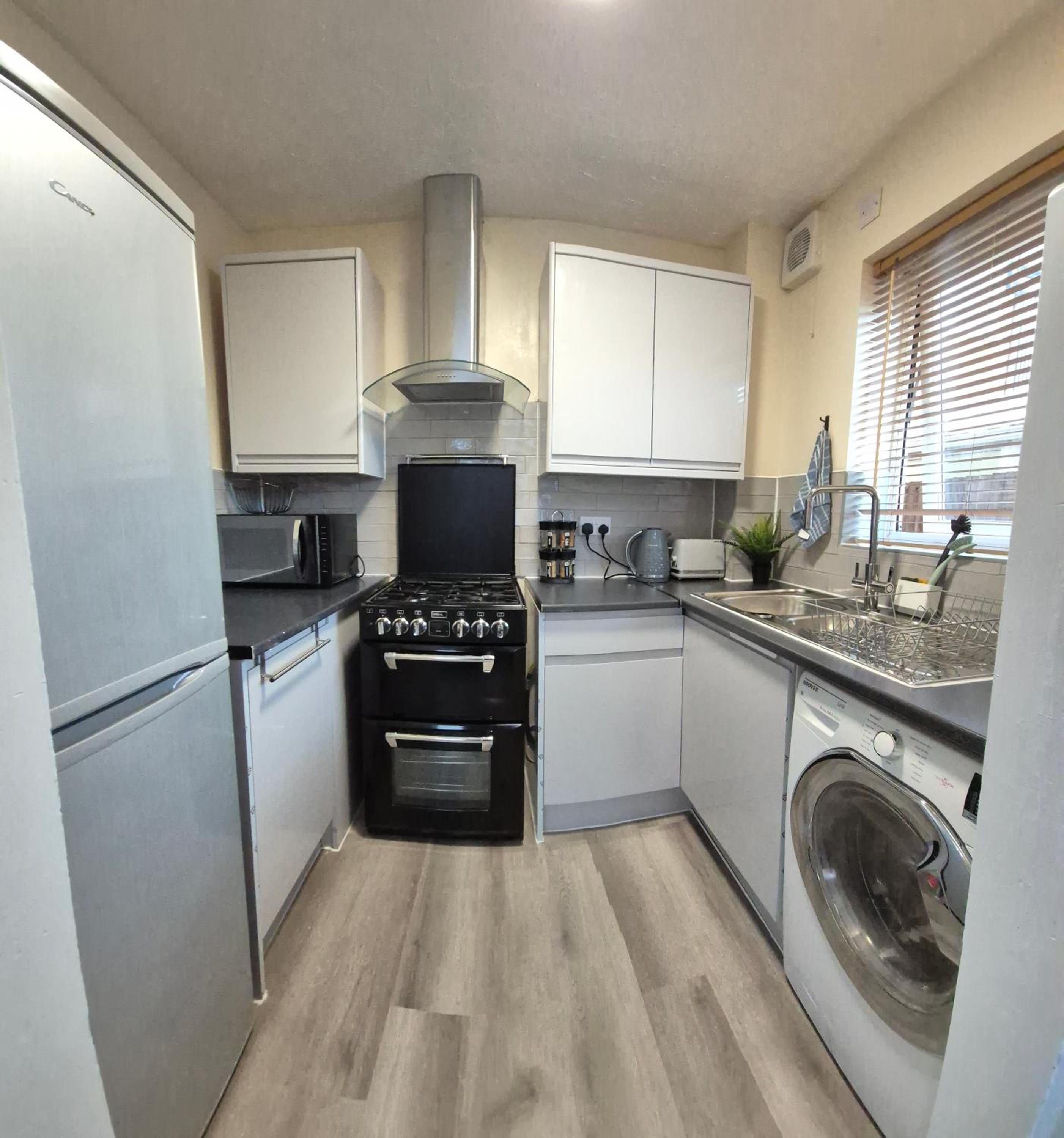 Cosy 2 Bedroom House Stevenage Old town Close to Train Station Free Parking Sleeps 4-6
