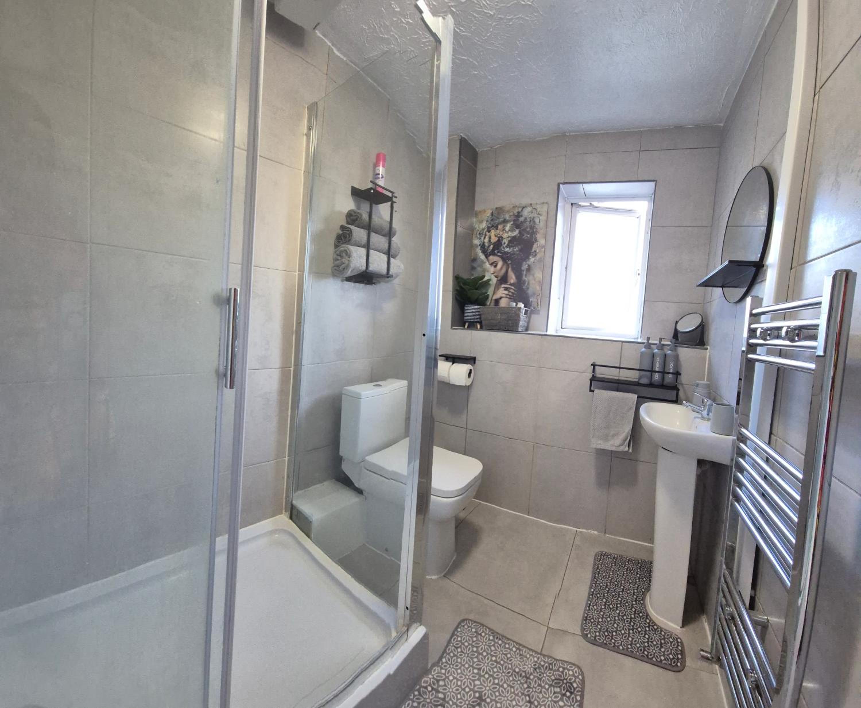 Cosy 2 Bedroom House Stevenage Old town Close to Train Station Free Parking Sleeps 4-6