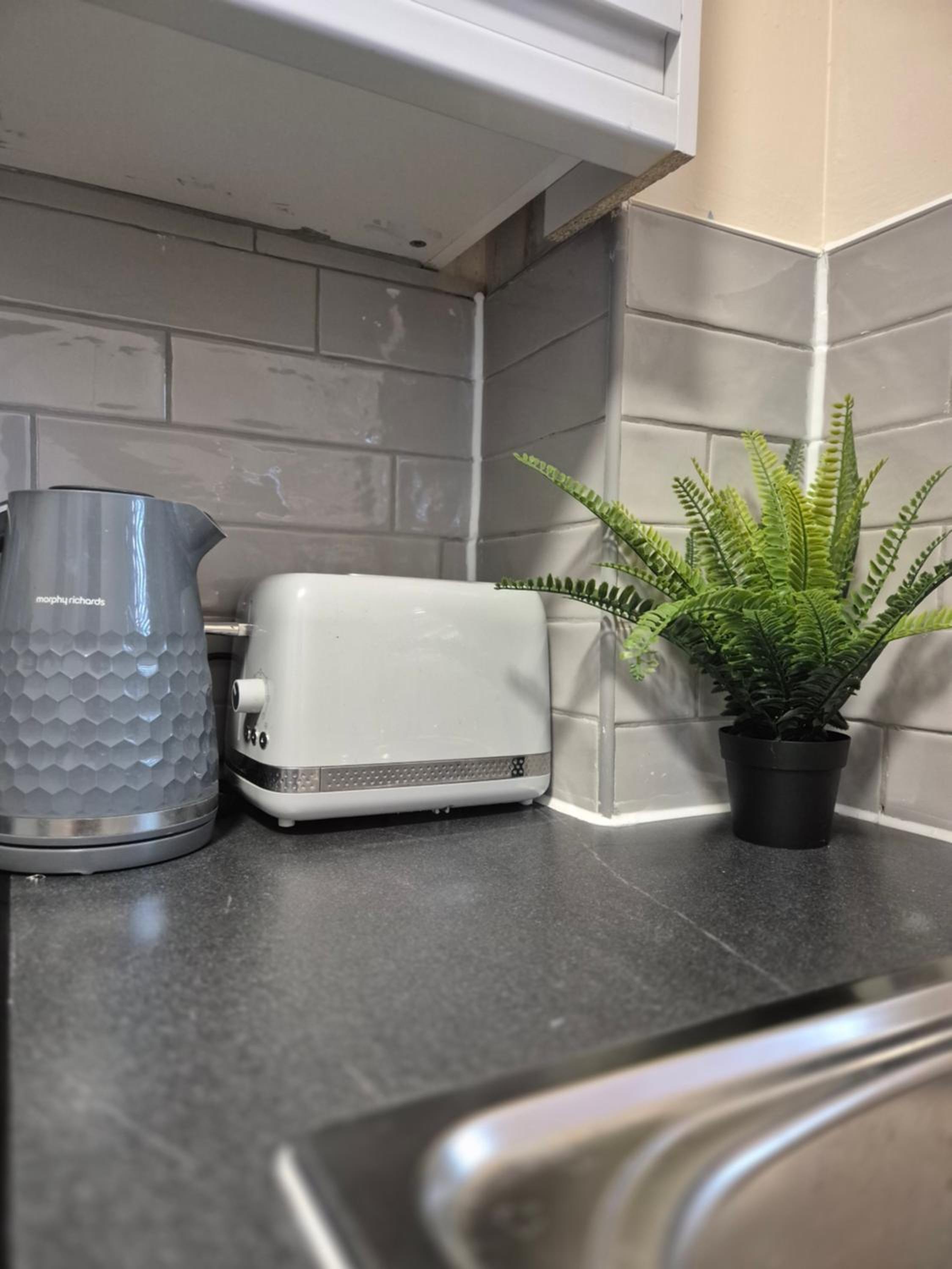 Cosy 2 Bedroom House Stevenage Old town Close to Train Station Free Parking Sleeps 4-6