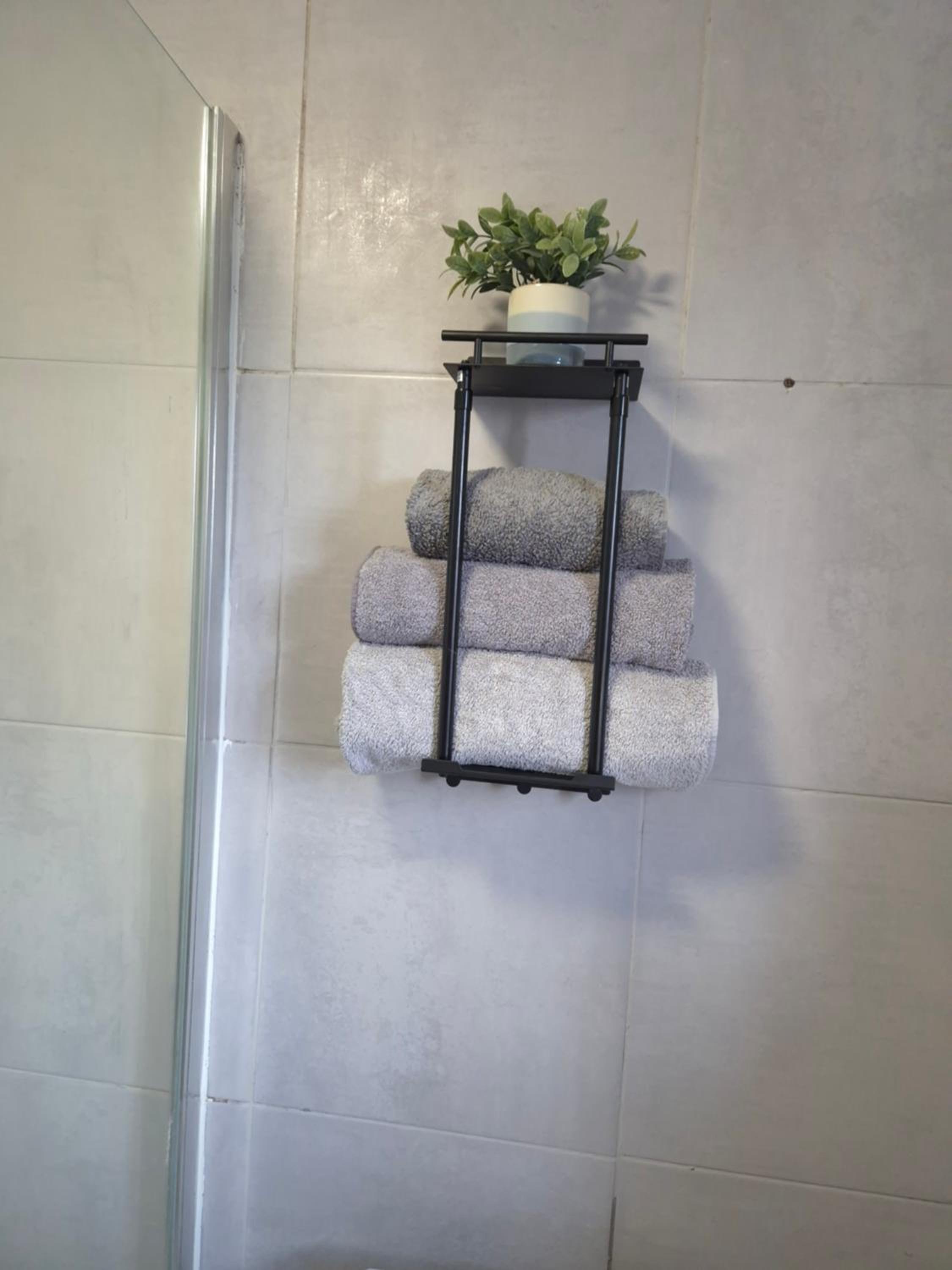 Cosy 2 Bedroom House Stevenage Old town Close to Train Station Free Parking Sleeps 4-6