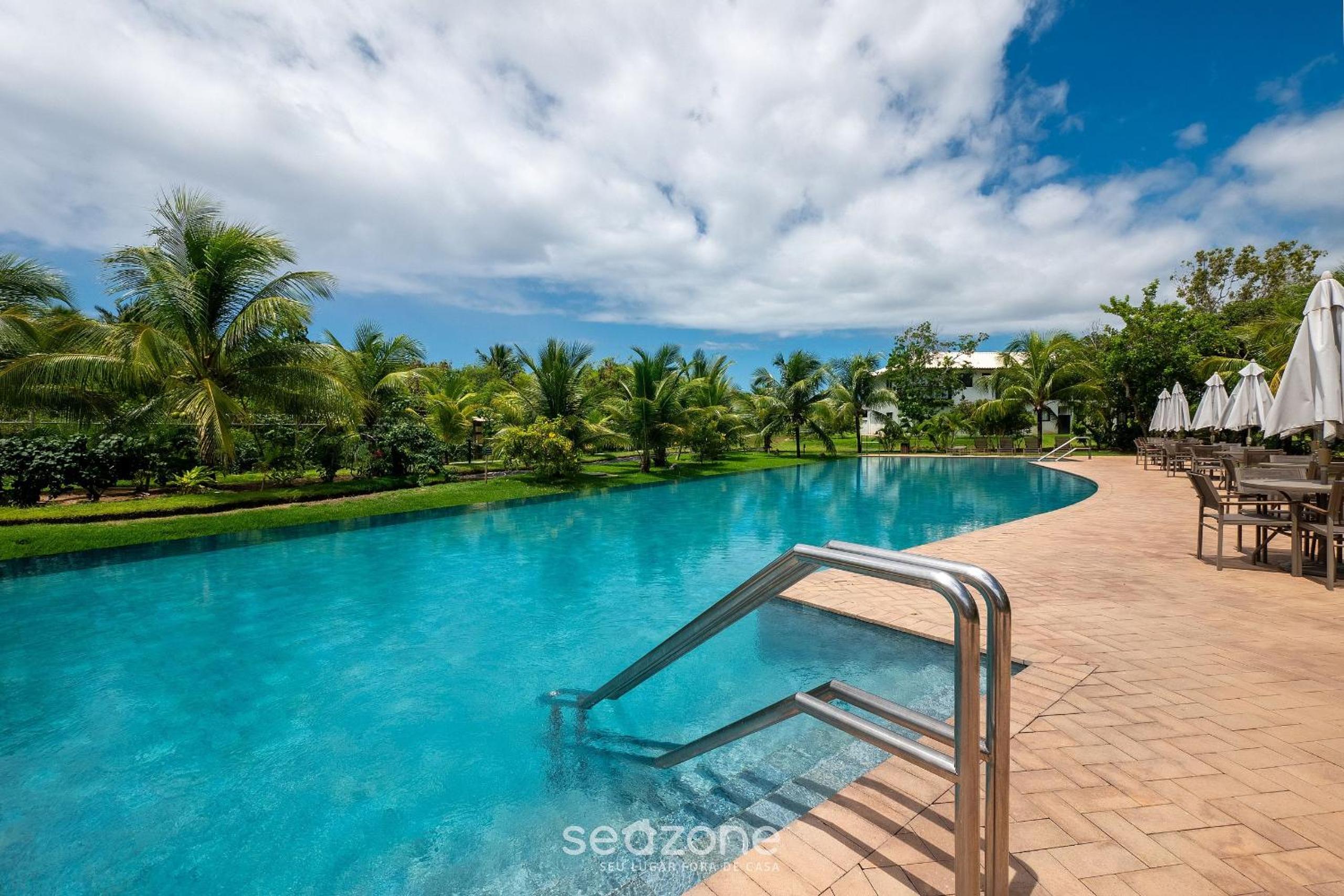 Ap in a cond. w/pool at Praia do Forte CVAF0220