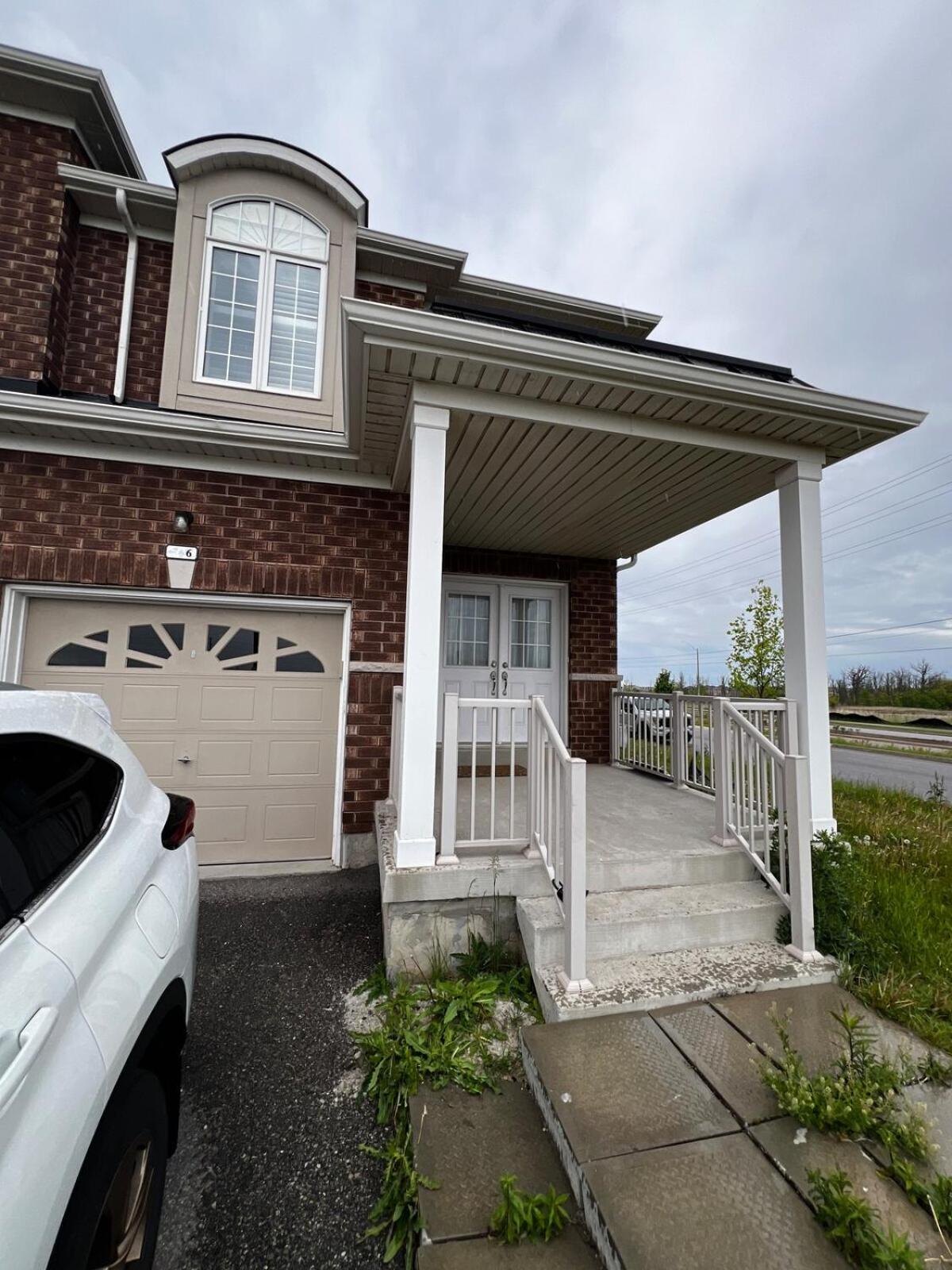 Four Bedroom Spacious House with Parking in Milton, Ontario
