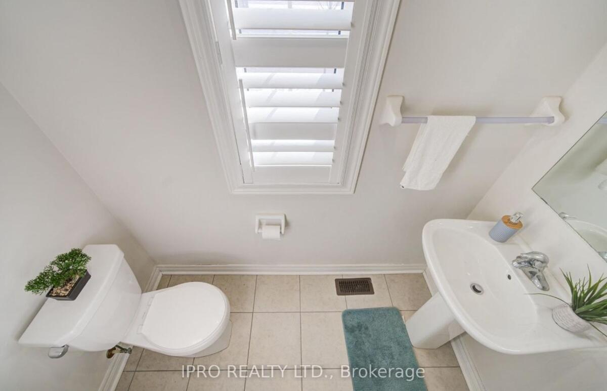 Four Bedroom Spacious House with Parking in Milton, Ontario