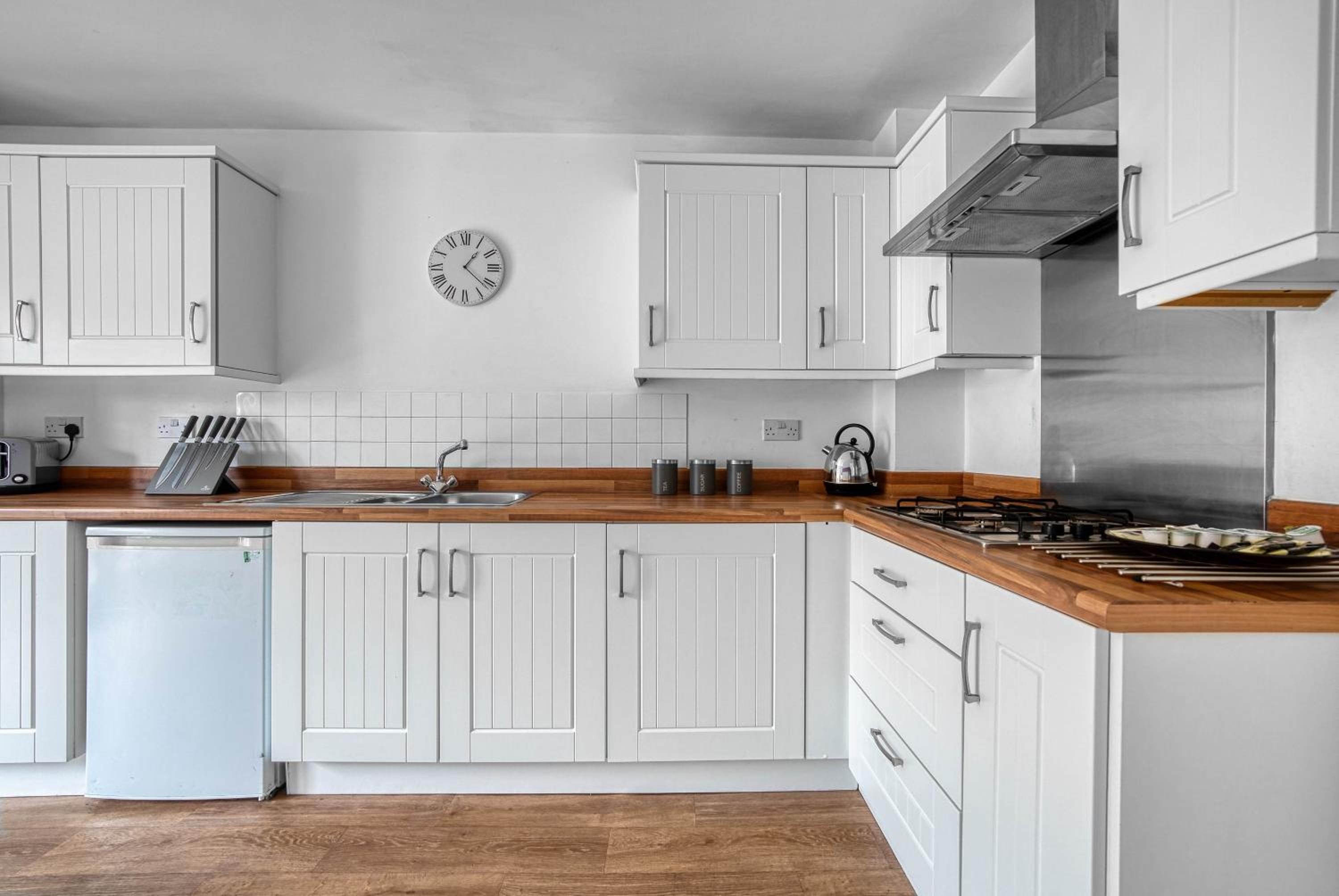 Fantastic CONTRACTOR ACCOMMODATION - 5 Bedrooms and driveway!