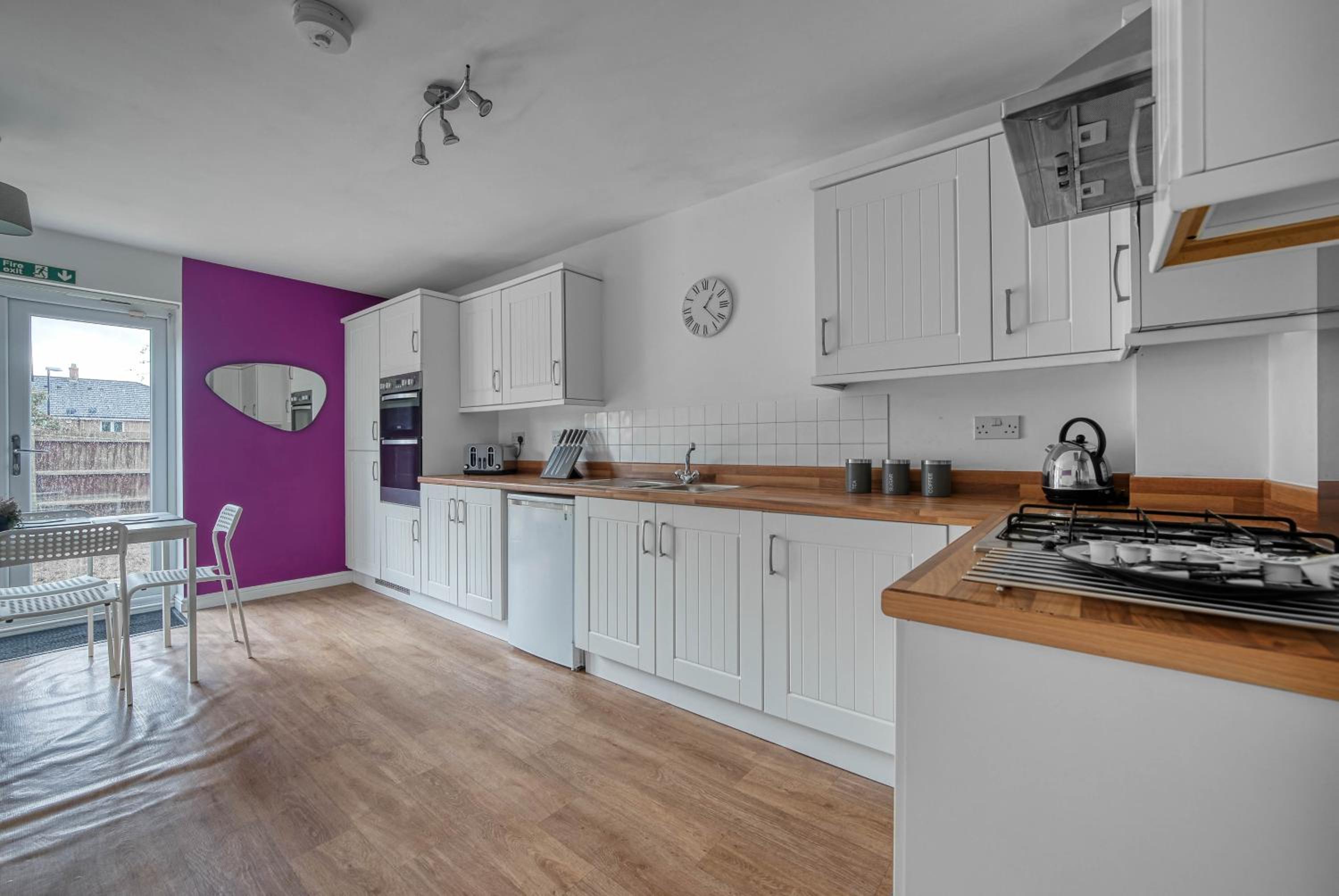 Fantastic CONTRACTOR ACCOMMODATION - 5 Bedrooms and driveway!