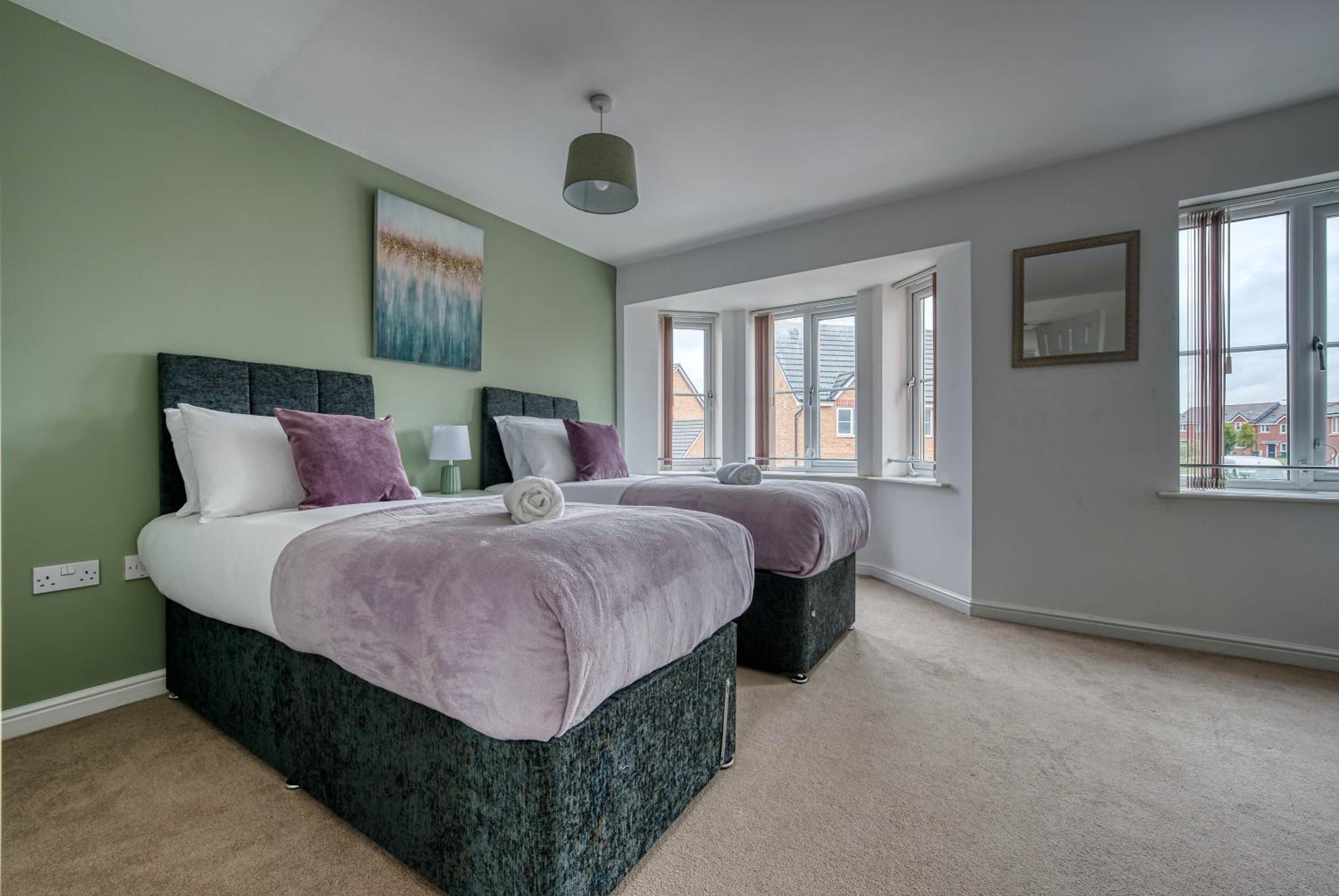 Fantastic CONTRACTOR ACCOMMODATION - 5 Bedrooms and driveway!