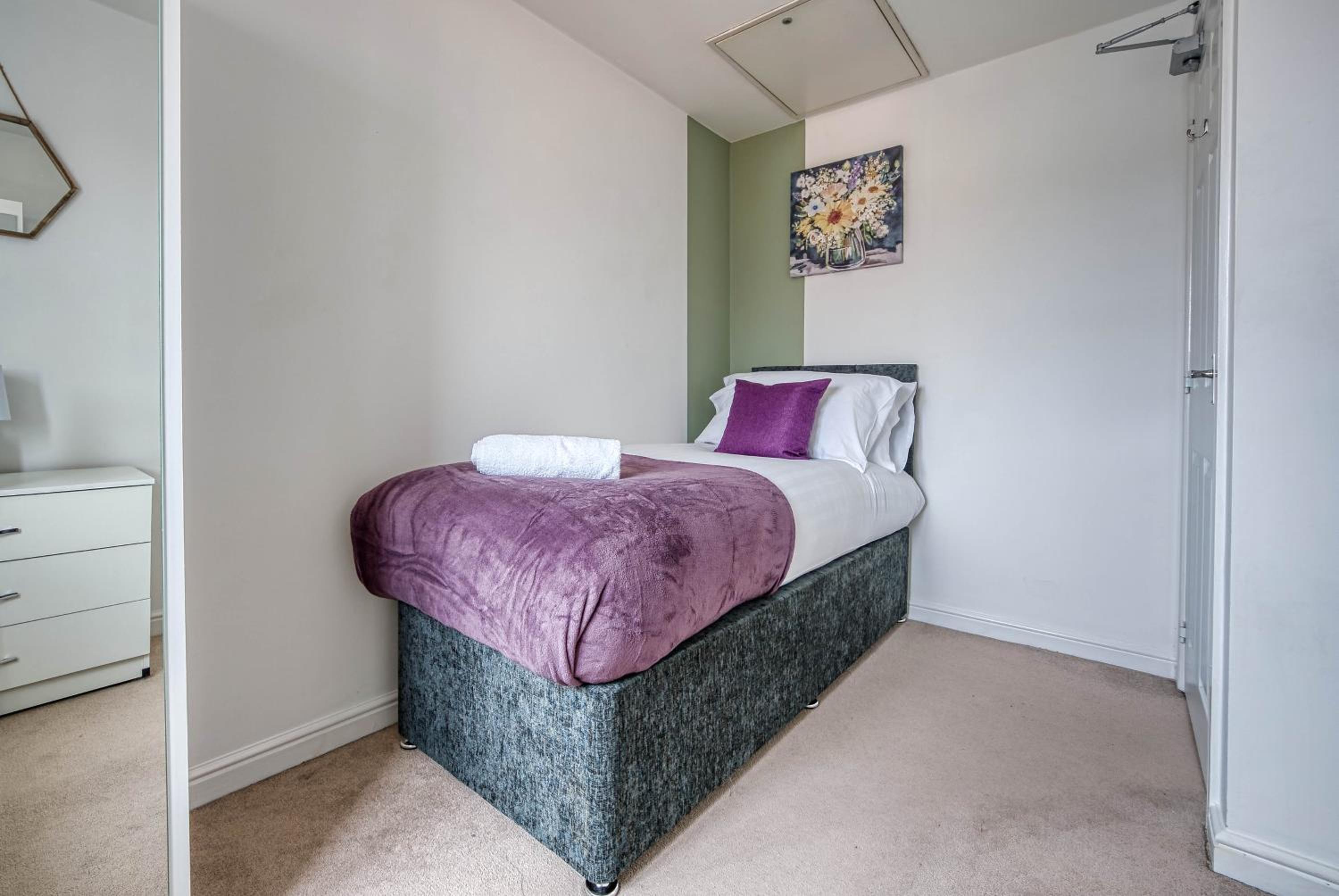 Fantastic CONTRACTOR ACCOMMODATION - 5 Bedrooms and driveway!