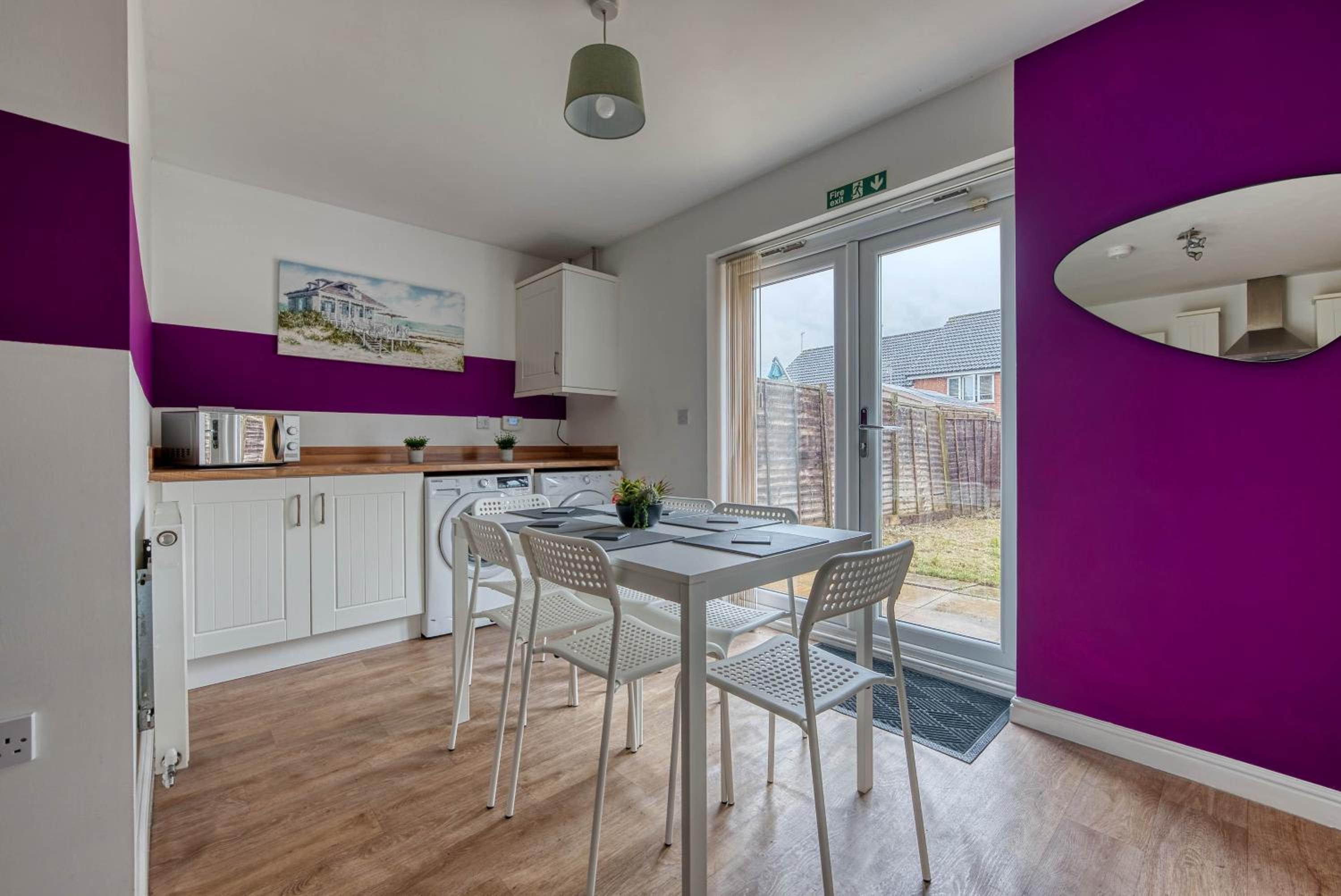 Fantastic CONTRACTOR ACCOMMODATION - 5 Bedrooms and driveway!