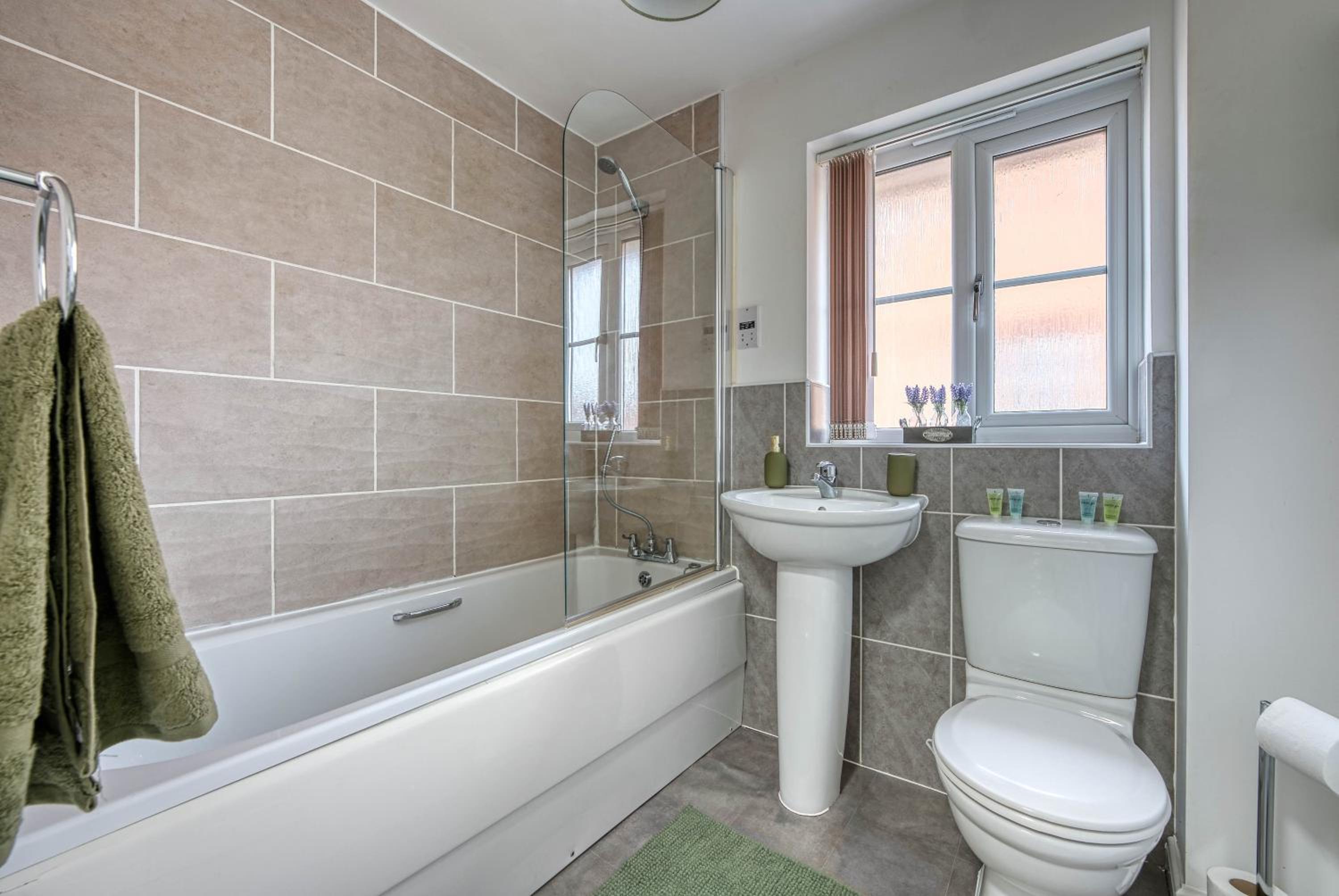 Fantastic CONTRACTOR ACCOMMODATION - 5 Bedrooms and driveway!