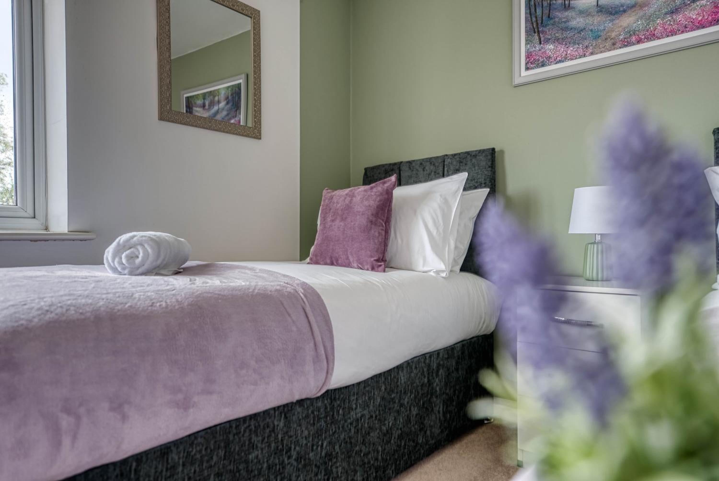 Fantastic CONTRACTOR ACCOMMODATION - 5 Bedrooms and driveway!