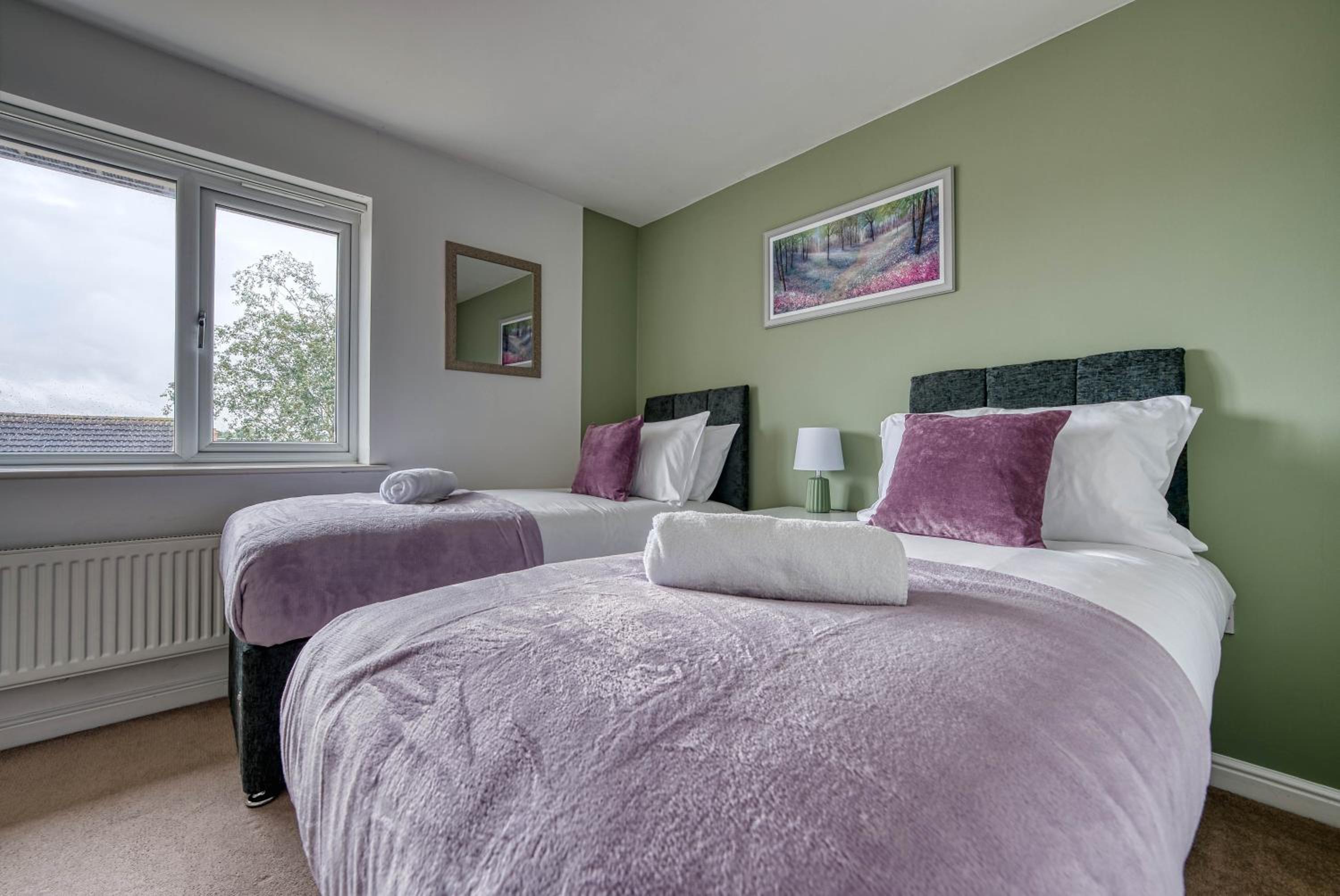 Fantastic CONTRACTOR ACCOMMODATION - 5 Bedrooms and driveway!
