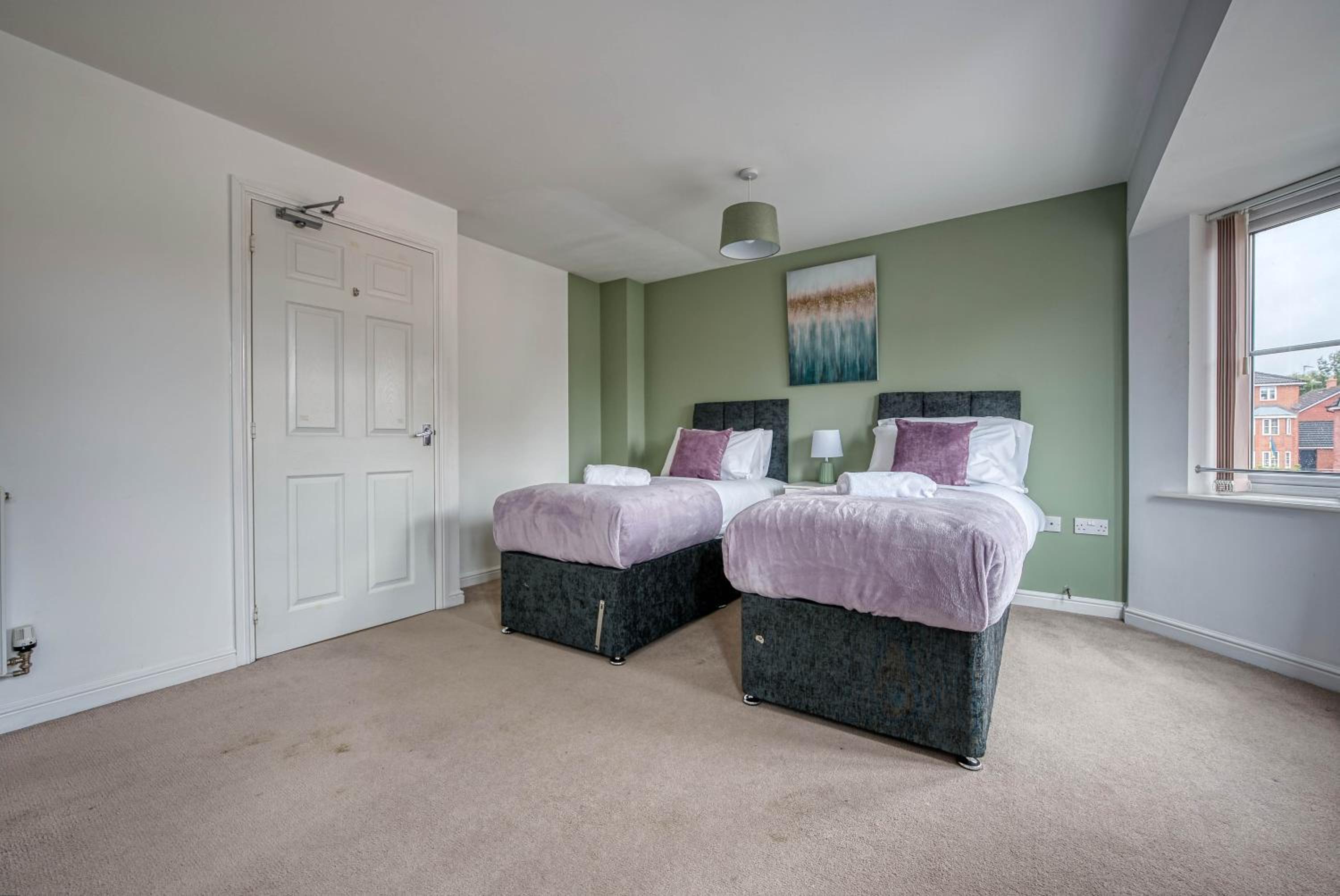 Fantastic CONTRACTOR ACCOMMODATION - 5 Bedrooms and driveway!