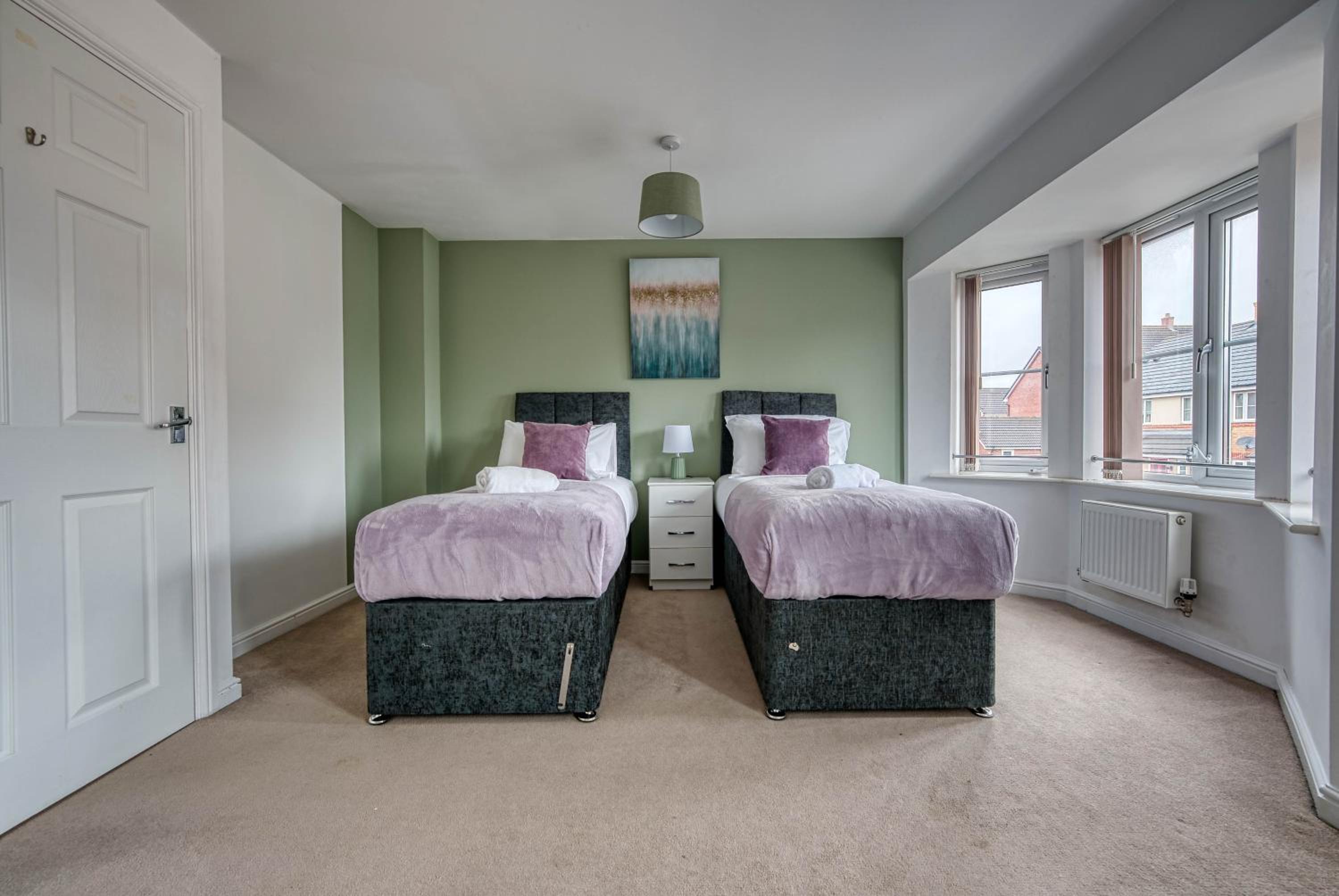 Fantastic CONTRACTOR ACCOMMODATION - 5 Bedrooms and driveway!