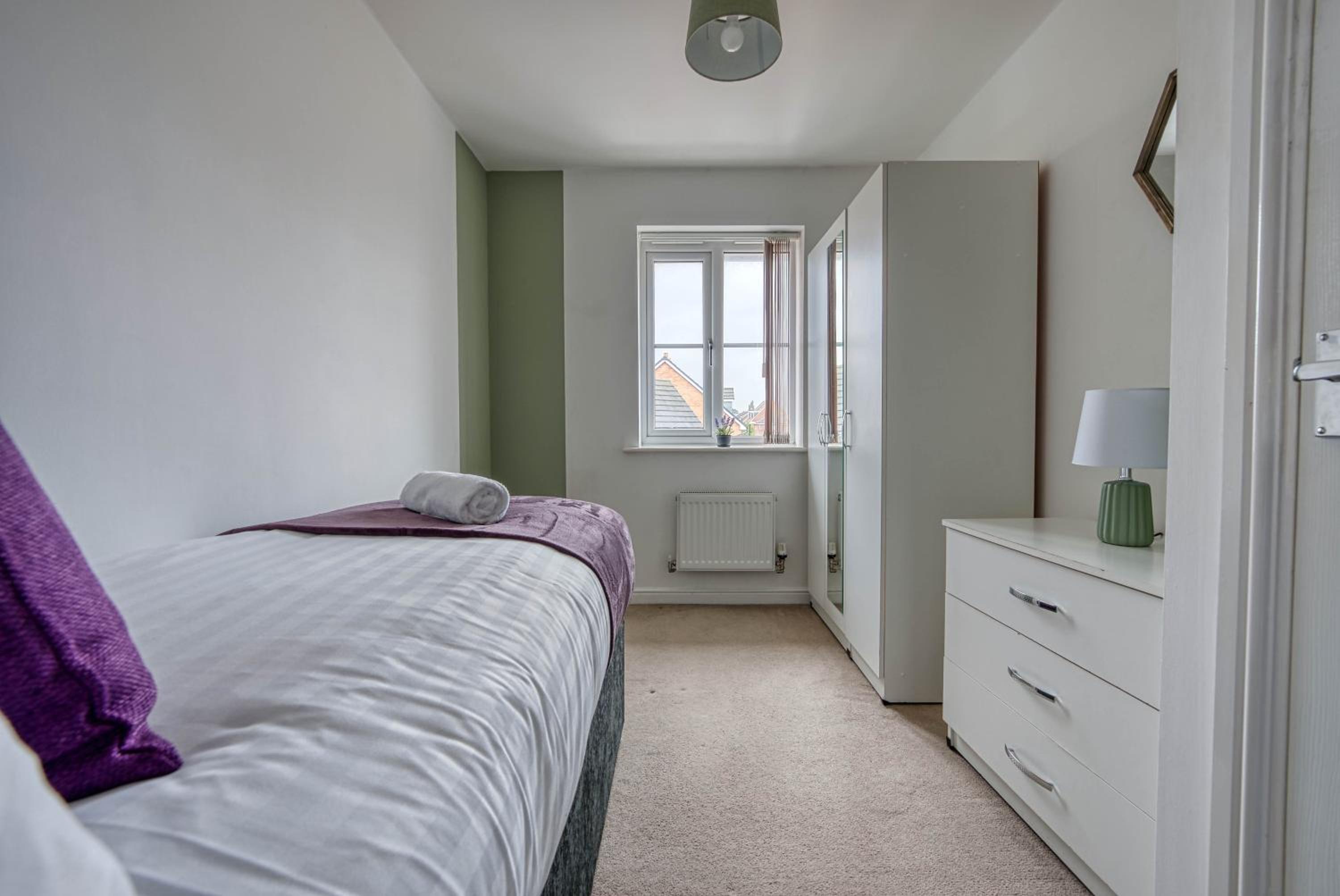 Fantastic CONTRACTOR ACCOMMODATION - 5 Bedrooms and driveway!