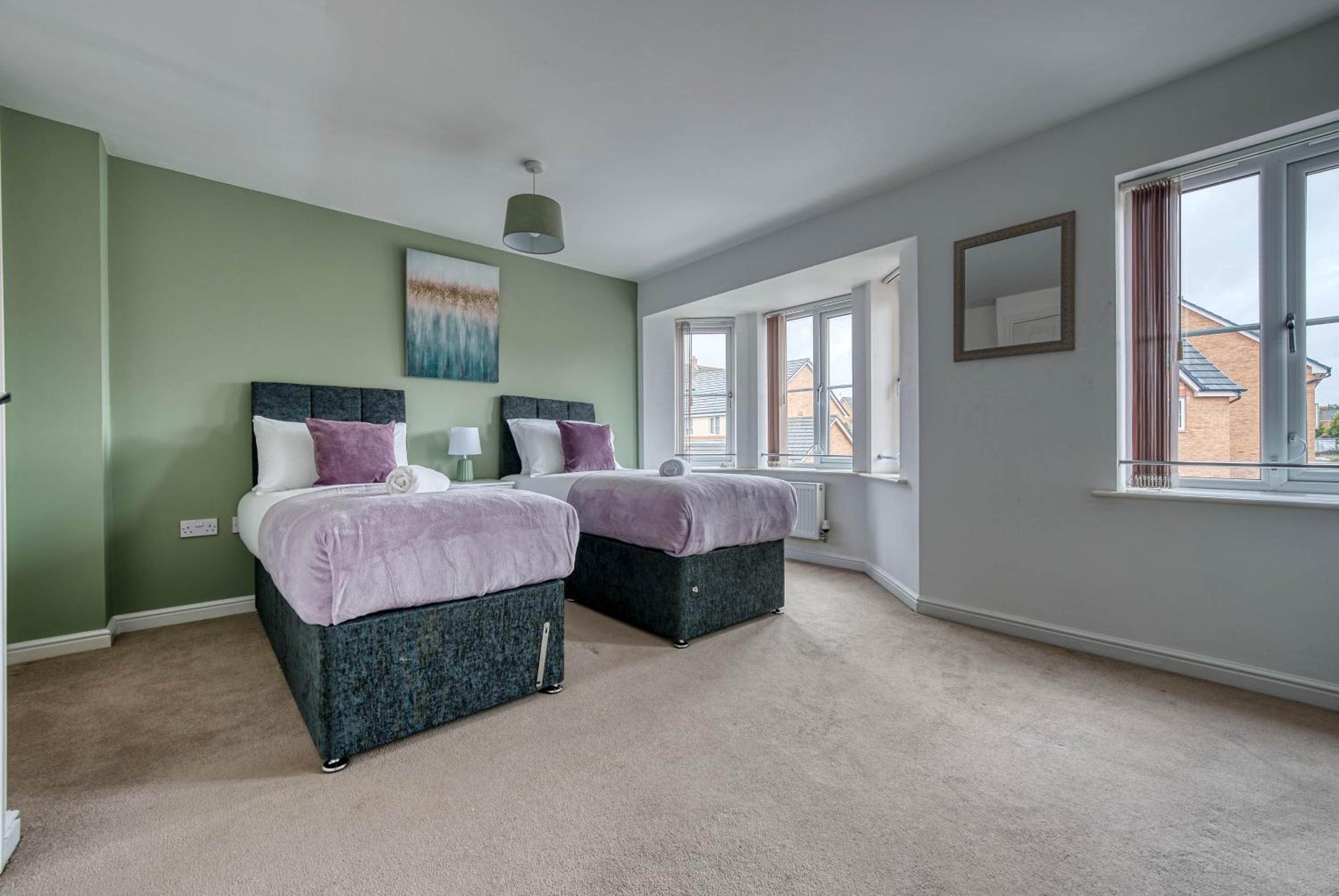 Fantastic CONTRACTOR ACCOMMODATION - 5 Bedrooms and driveway!