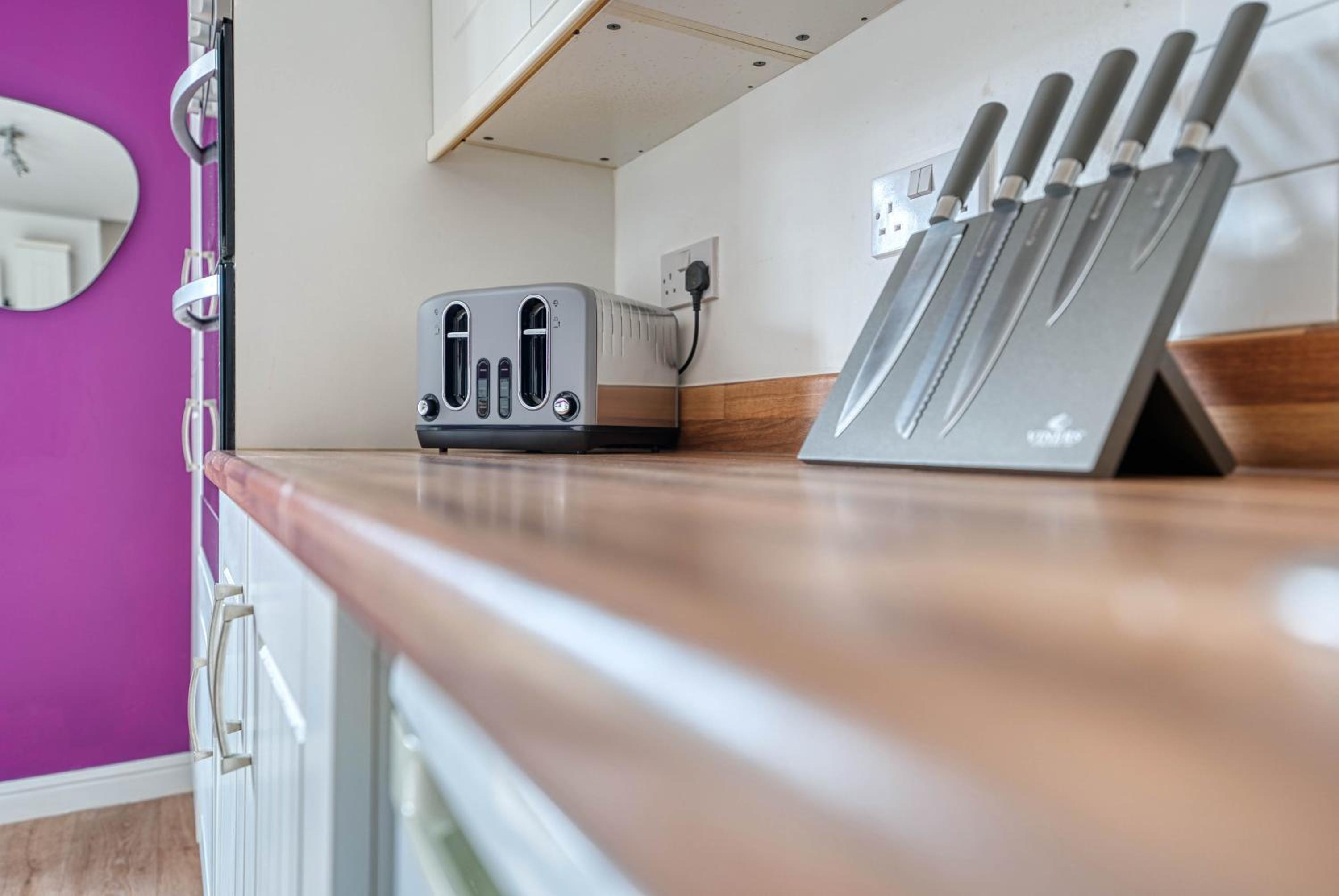 Fantastic CONTRACTOR ACCOMMODATION - 5 Bedrooms and driveway!