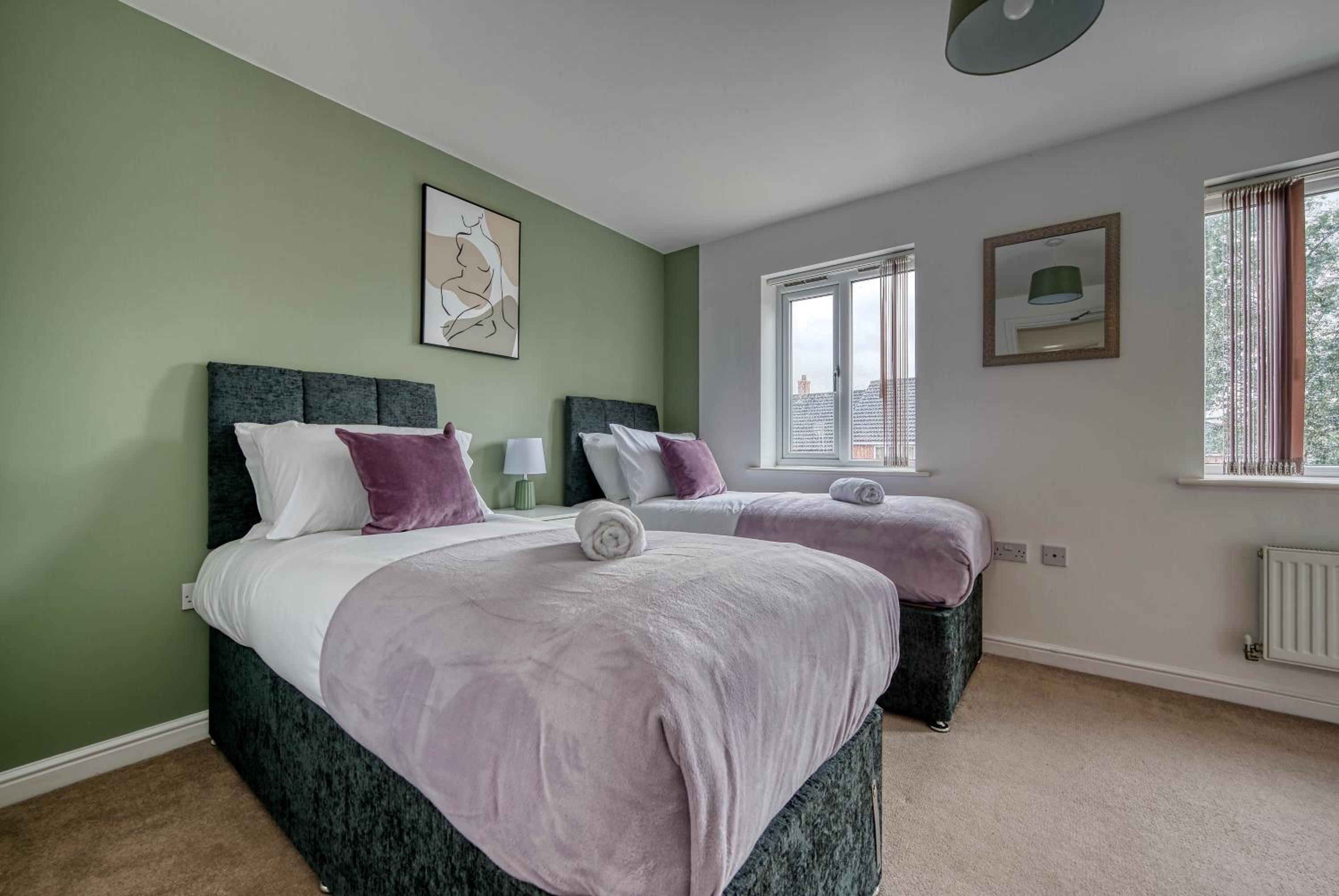 Fantastic CONTRACTOR ACCOMMODATION - 5 Bedrooms and driveway!