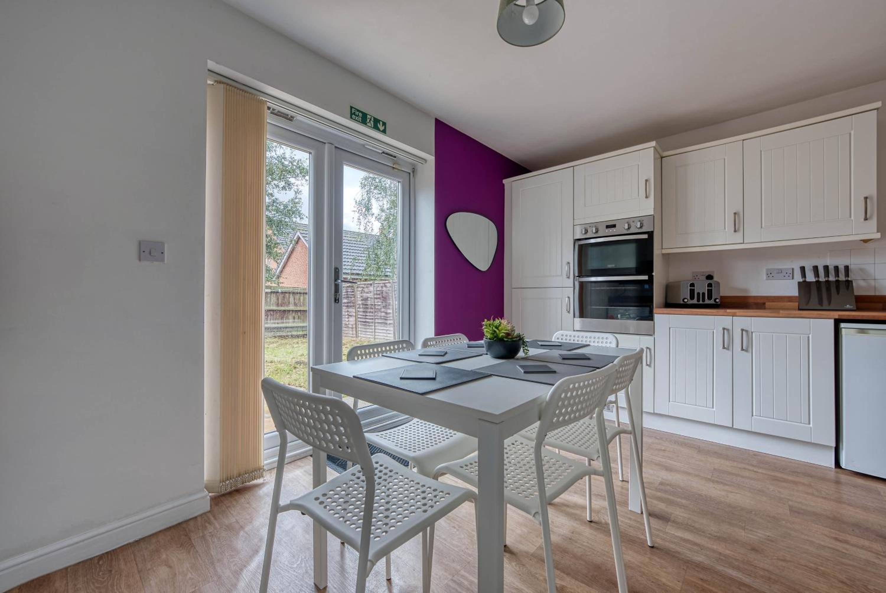 Fantastic CONTRACTOR ACCOMMODATION - 5 Bedrooms and driveway!