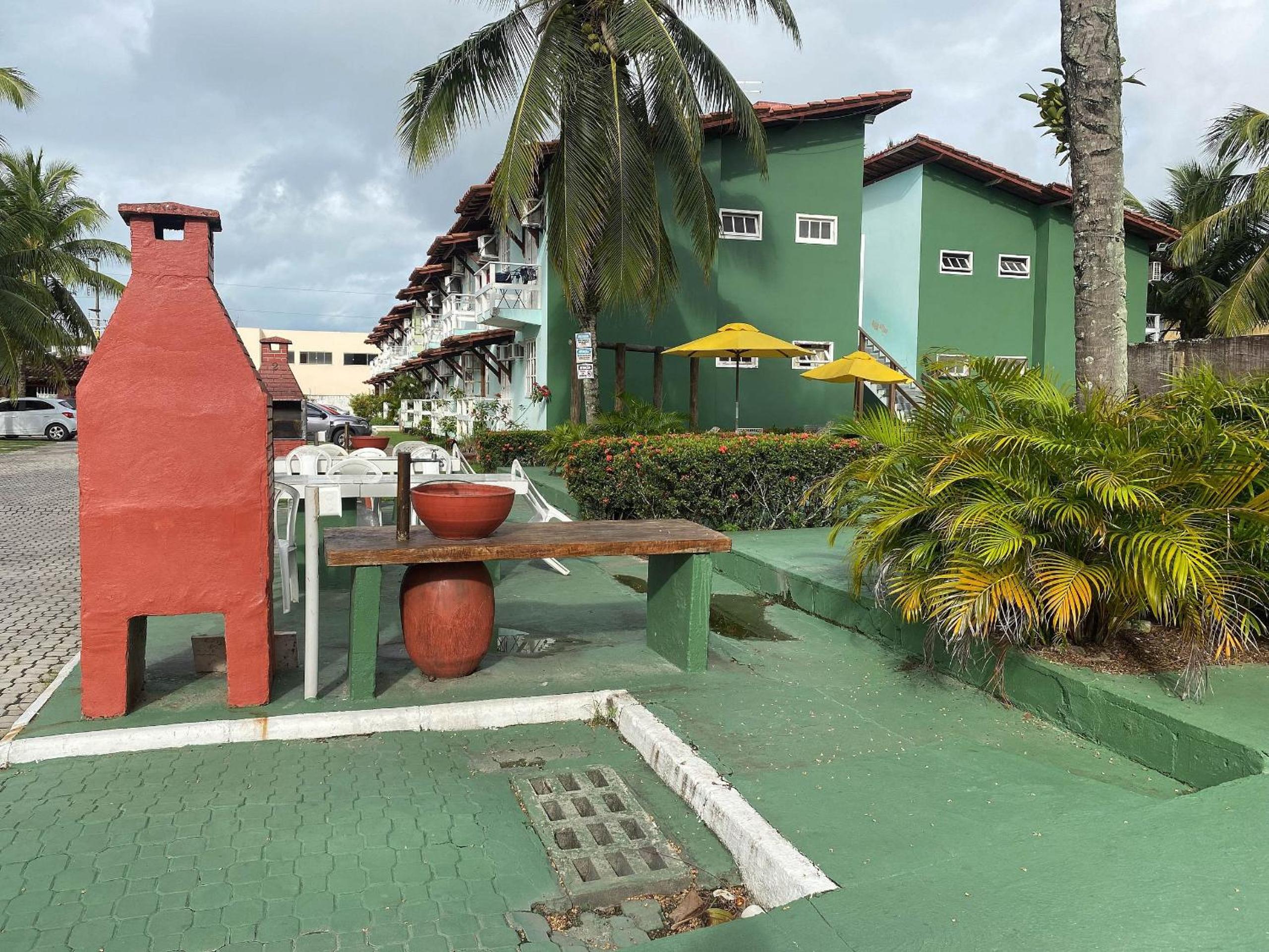 Condomínio Village Taperapuã a uma quadra do Axé Mói, com piscina, churrasqueira, portaria 24hrs, com supermercado e centro gastronômico ao lado