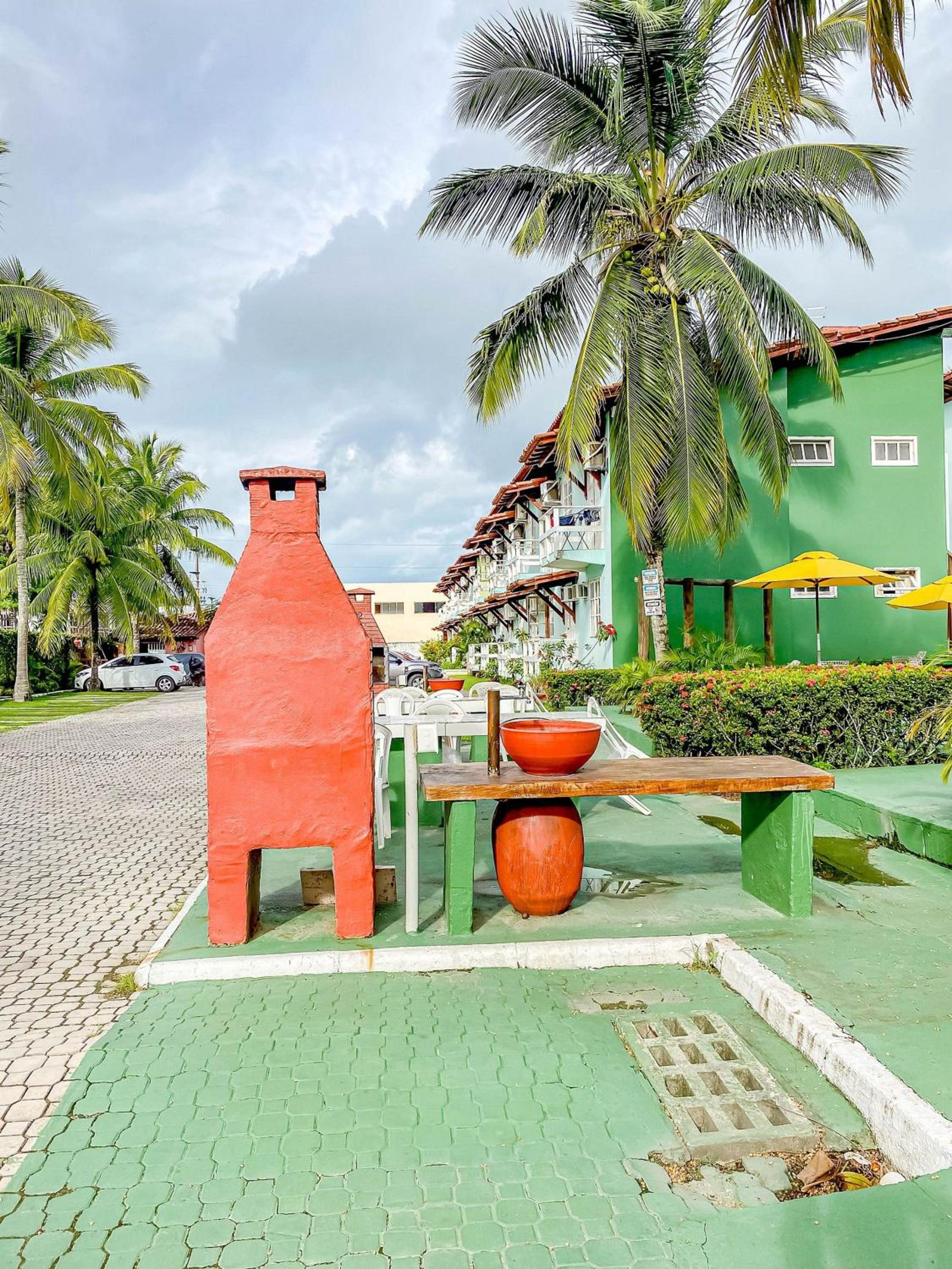 Condomínio Village Taperapuã a uma quadra do Axé Mói, com piscina, churrasqueira, portaria 24hrs, com supermercado e centro gastronômico ao lado