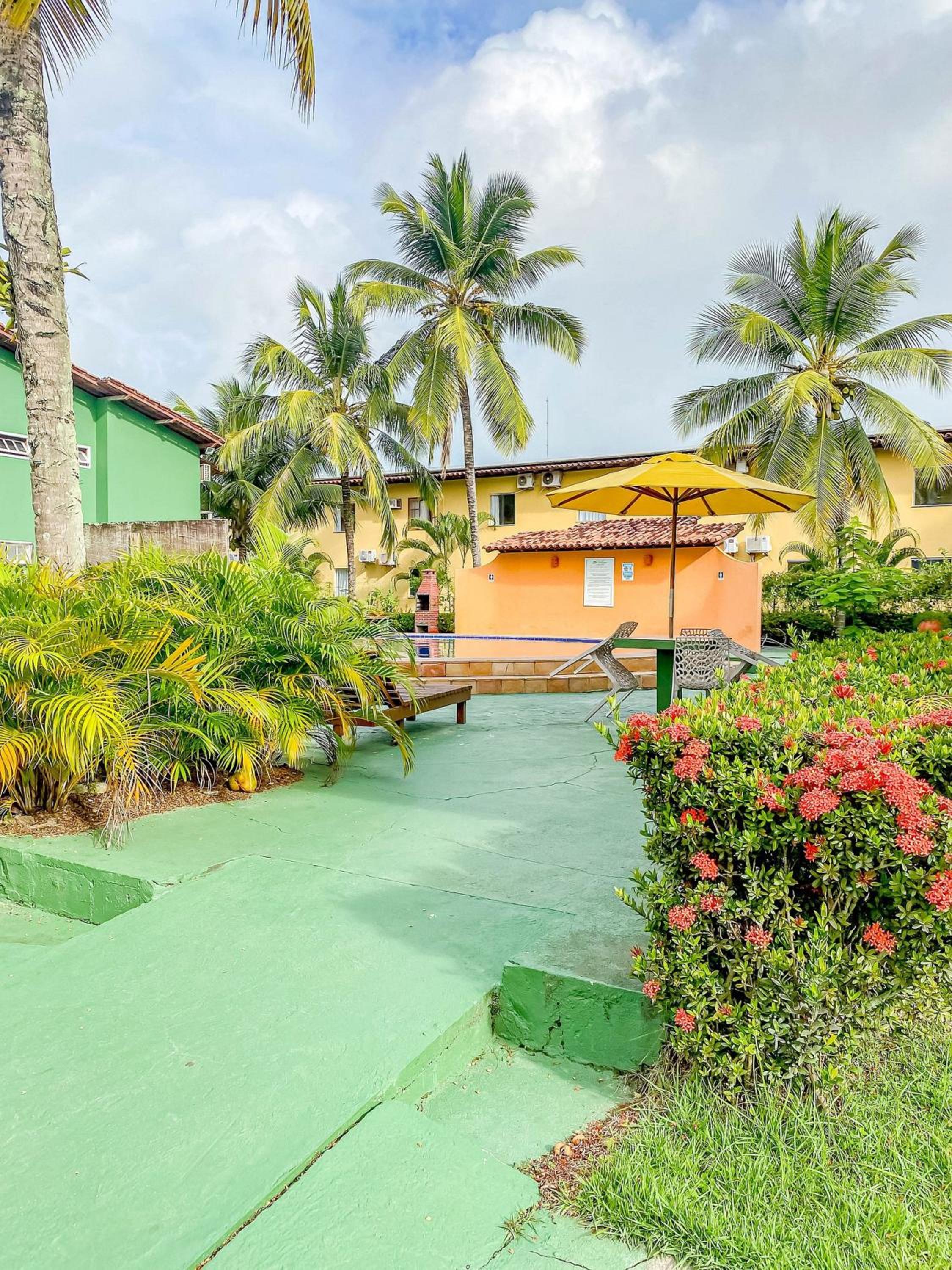 Condomínio Village Taperapuã a uma quadra do Axé Mói, com piscina, churrasqueira, portaria 24hrs, com supermercado e centro gastronômico ao lado