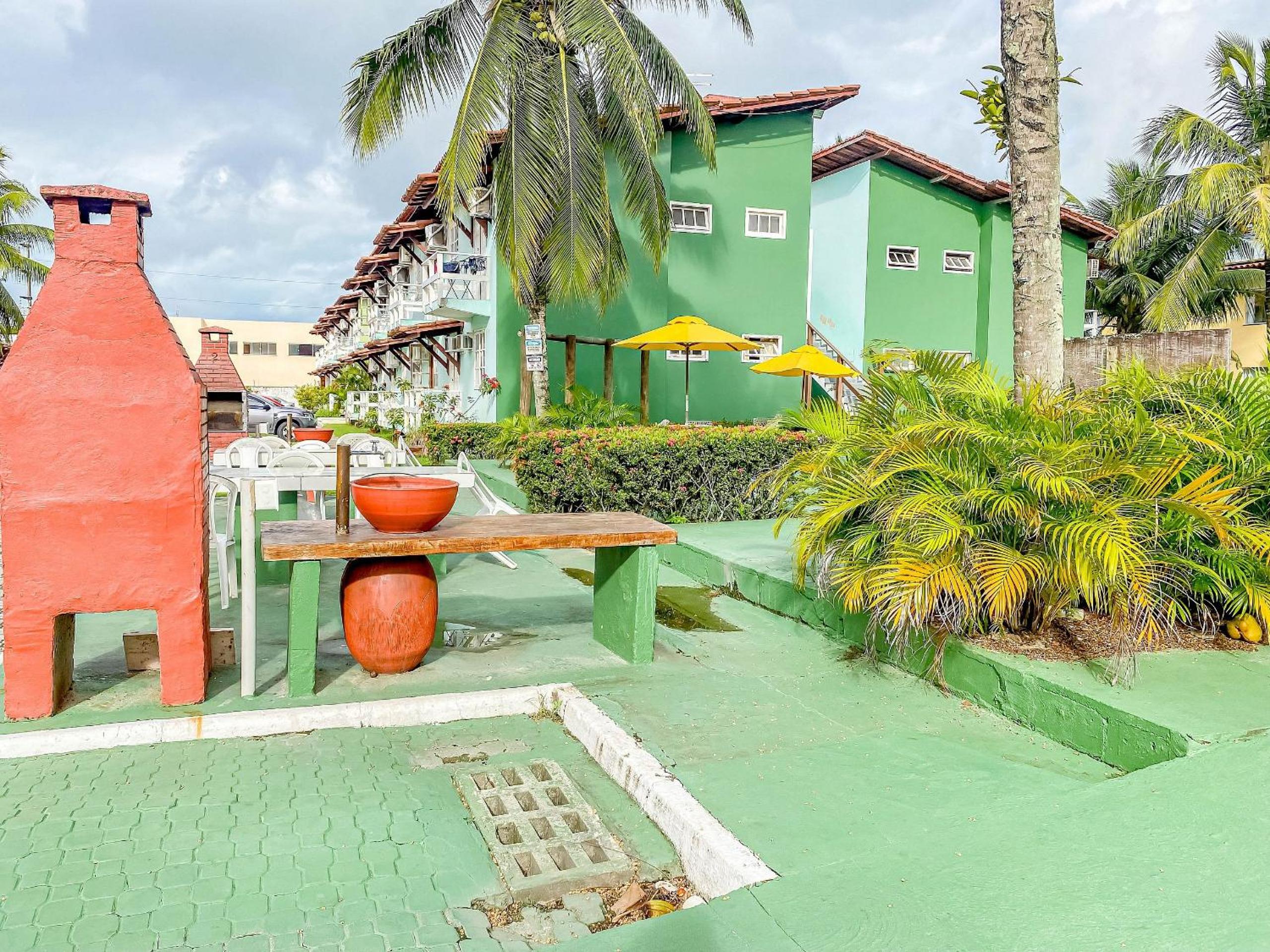 Condomínio Village Taperapuã a uma quadra do Axé Mói, com piscina, churrasqueira, portaria 24hrs, com supermercado e centro gastronômico ao lado