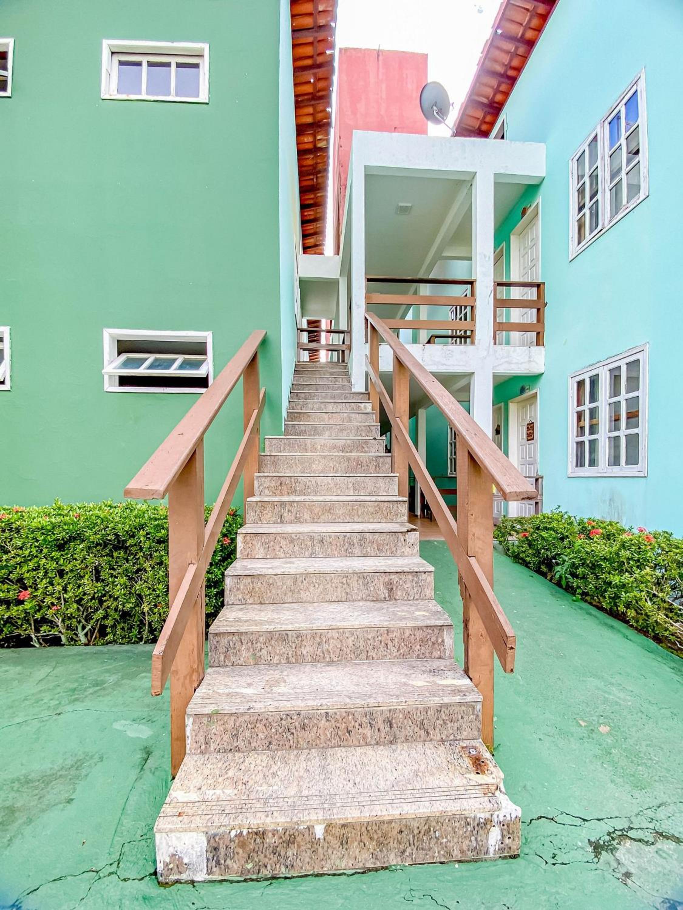 Condomínio Village Taperapuã a uma quadra do Axé Mói, com piscina, churrasqueira, portaria 24hrs, com supermercado e centro gastronômico ao lado