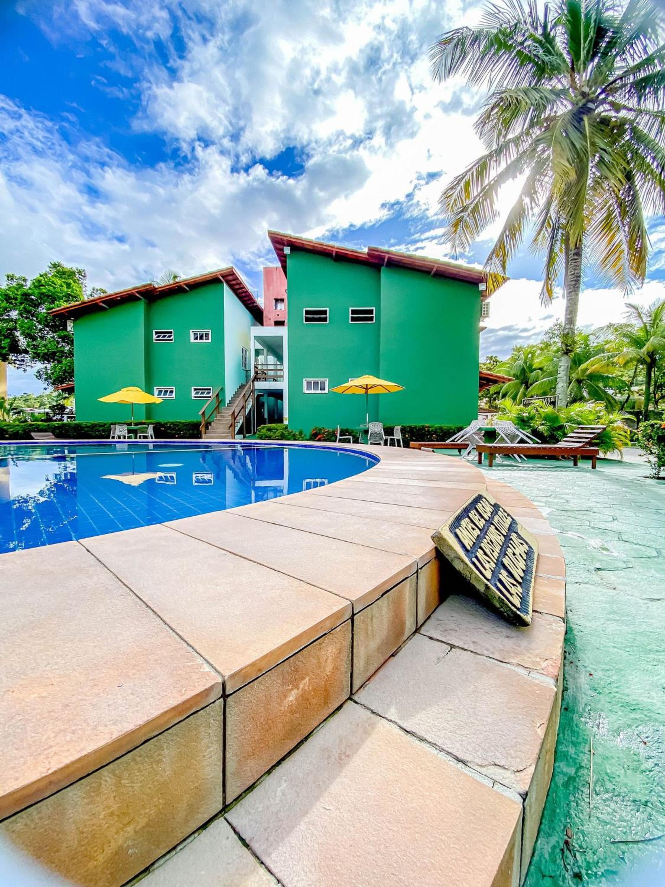 Condomínio Village Taperapuã a uma quadra do Axé Mói, com piscina, churrasqueira, portaria 24hrs, com supermercado e centro gastronômico ao lado