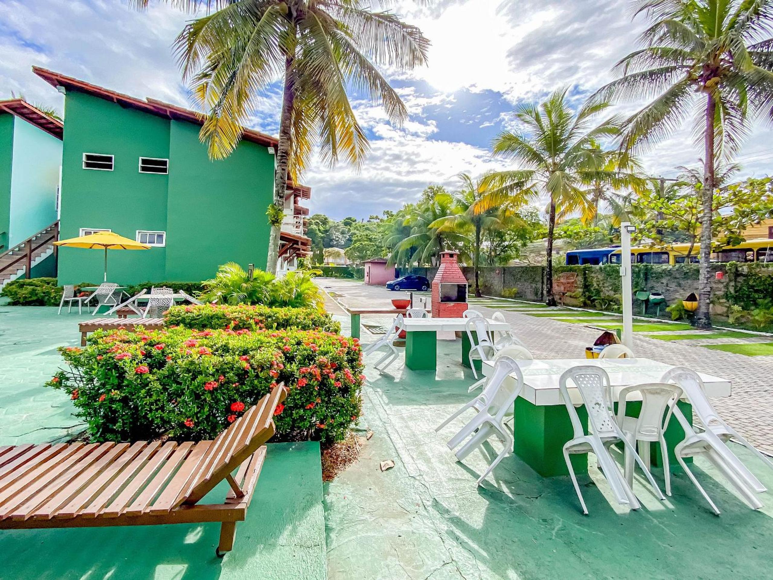 Condomínio Village Taperapuã a uma quadra do Axé Mói, com piscina, churrasqueira, portaria 24hrs, com supermercado e centro gastronômico ao lado