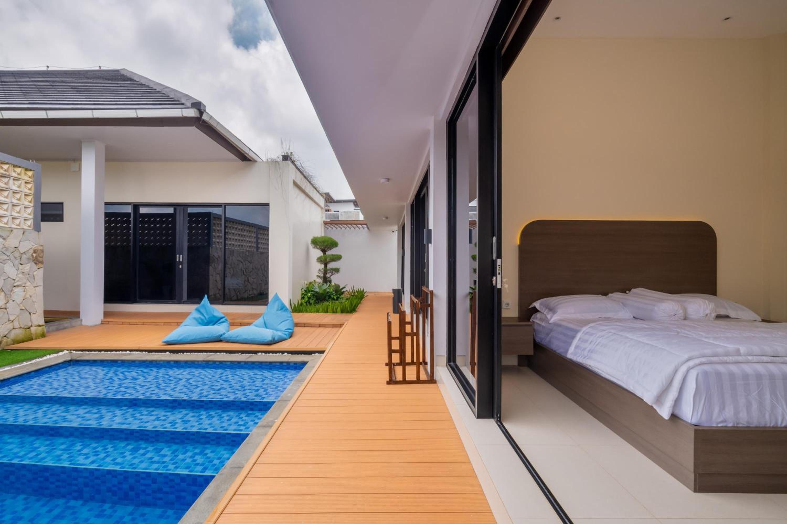 Odetta Villa Puncak - Kolam Renang Private