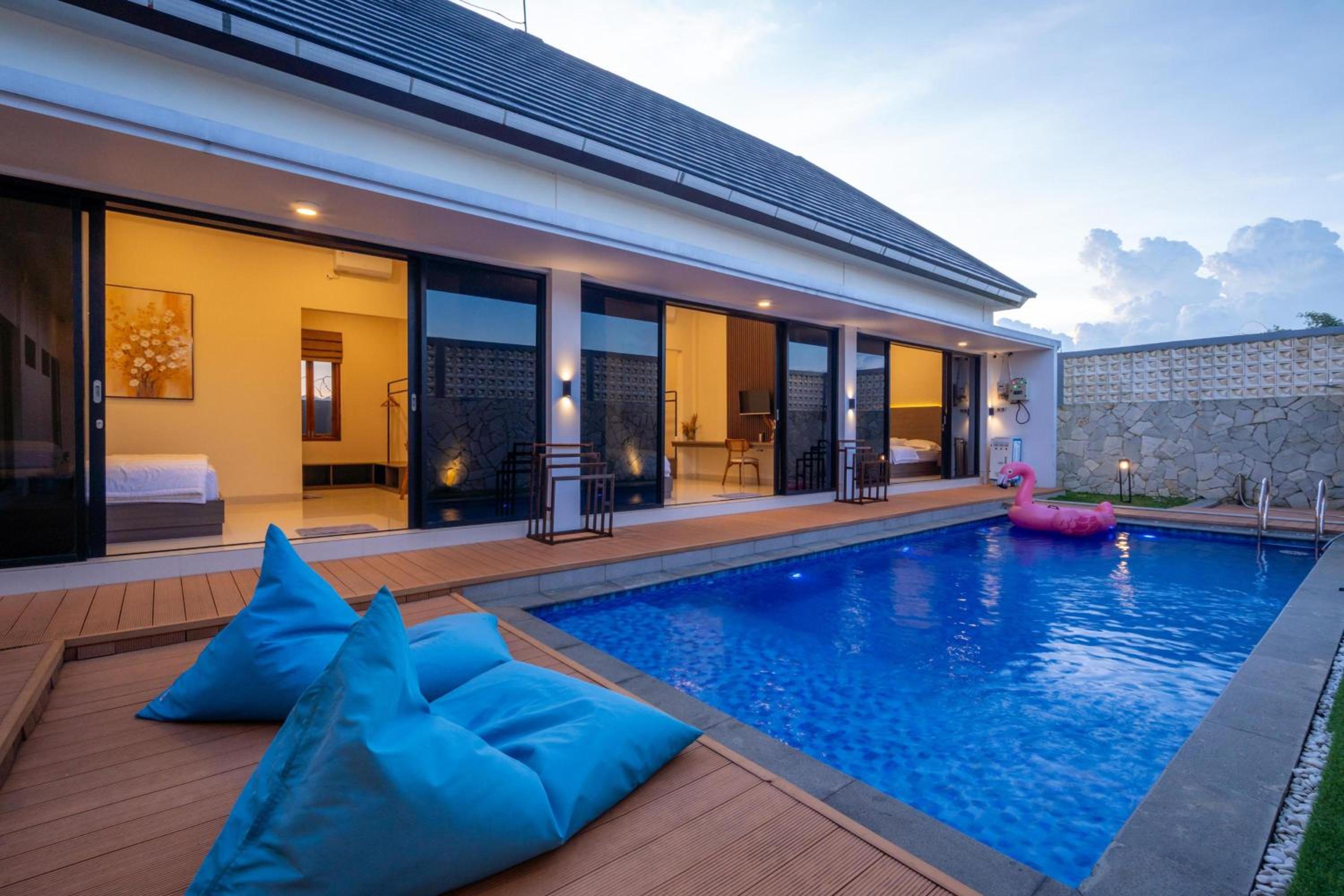 Odetta Villa Puncak - Kolam Renang Private