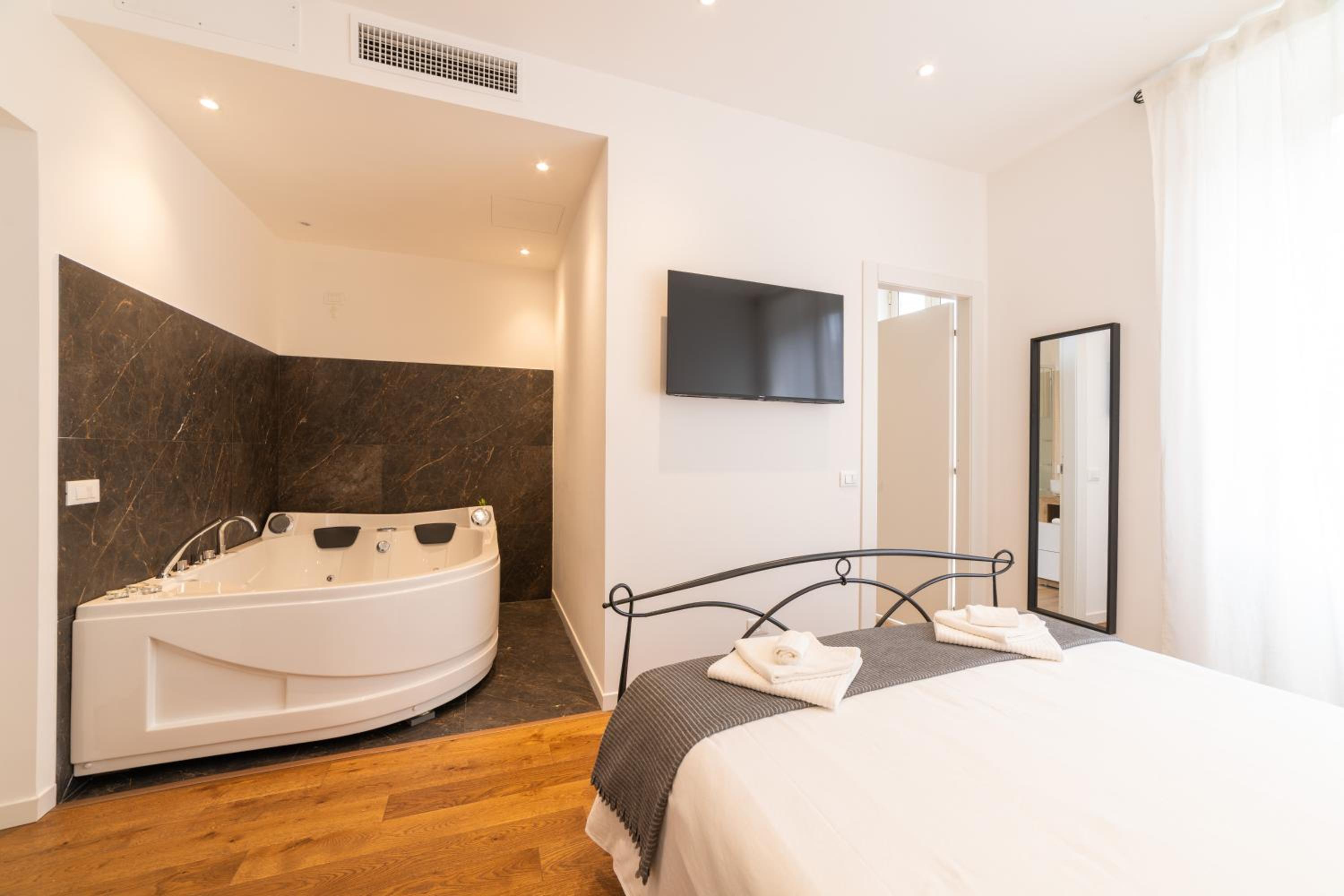 Piazzetta Romana Luxury House