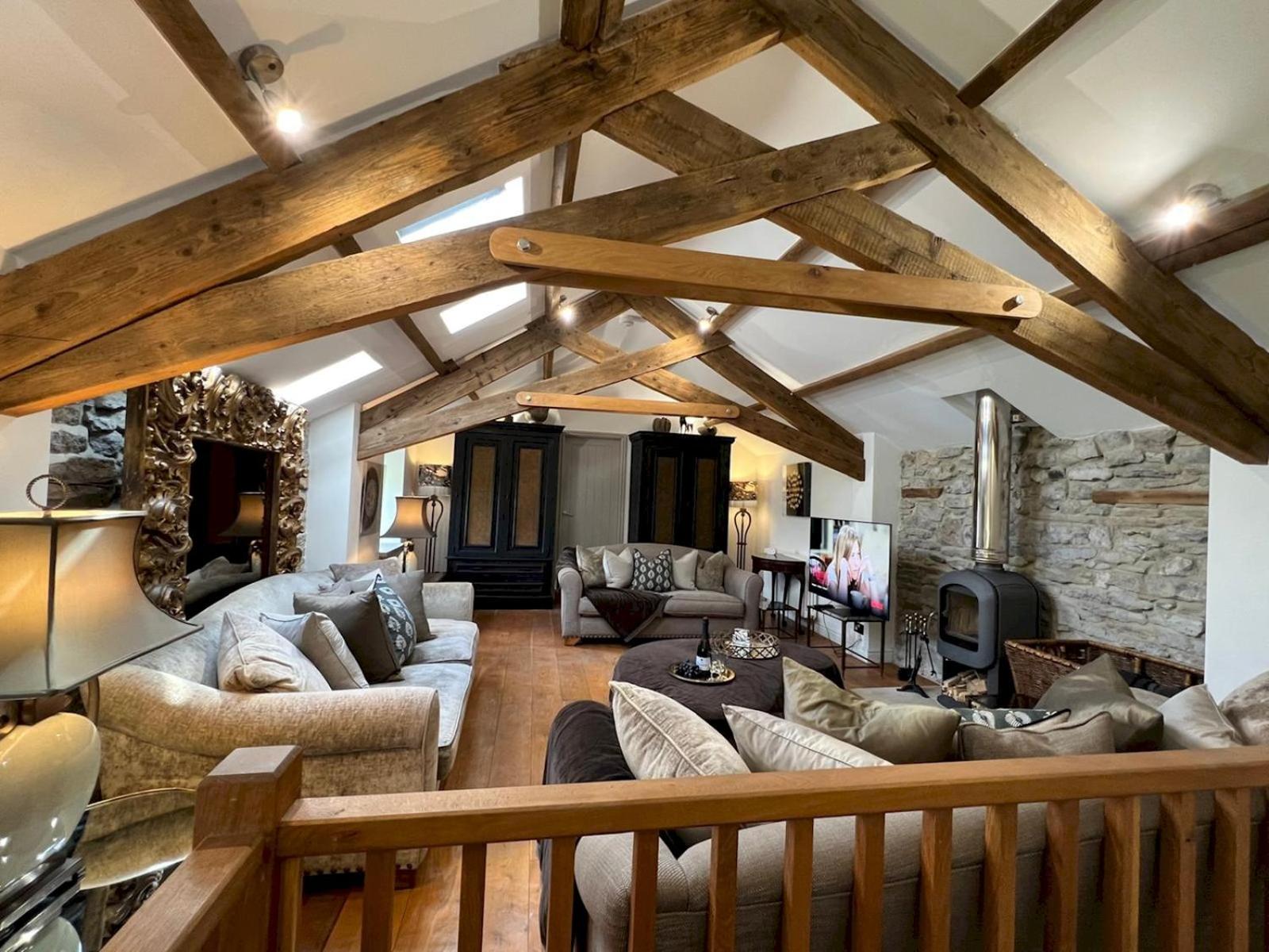 Pass the Keys Stunning 3-Bed Cottage Shepherd Hut Peak Views