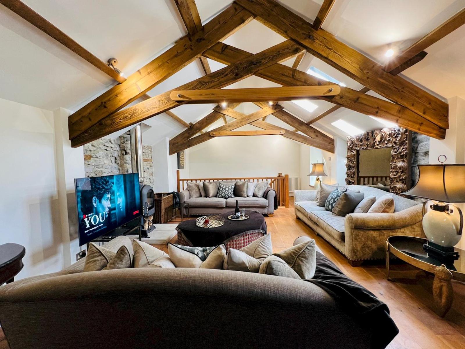 Pass the Keys Stunning 3-Bed Cottage Shepherd Hut Peak Views