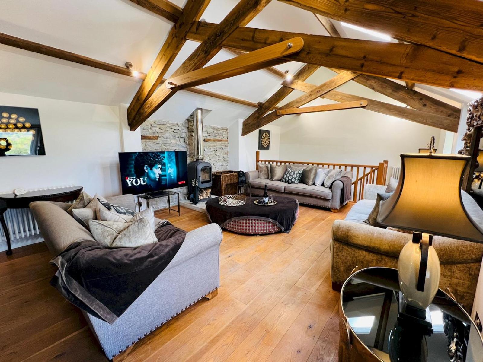 Pass the Keys Stunning 3-Bed Cottage Shepherd Hut Peak Views