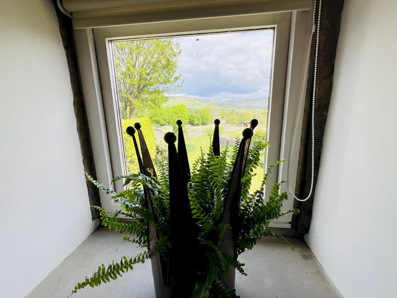 Pass the Keys Stunning 3-Bed Cottage Shepherd Hut Peak Views